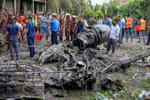 Personal de la Fuerza Aérea inspecciona el lugar donde un avión se estrelló contra un colegio en Bangladesh. Foto: AFP.