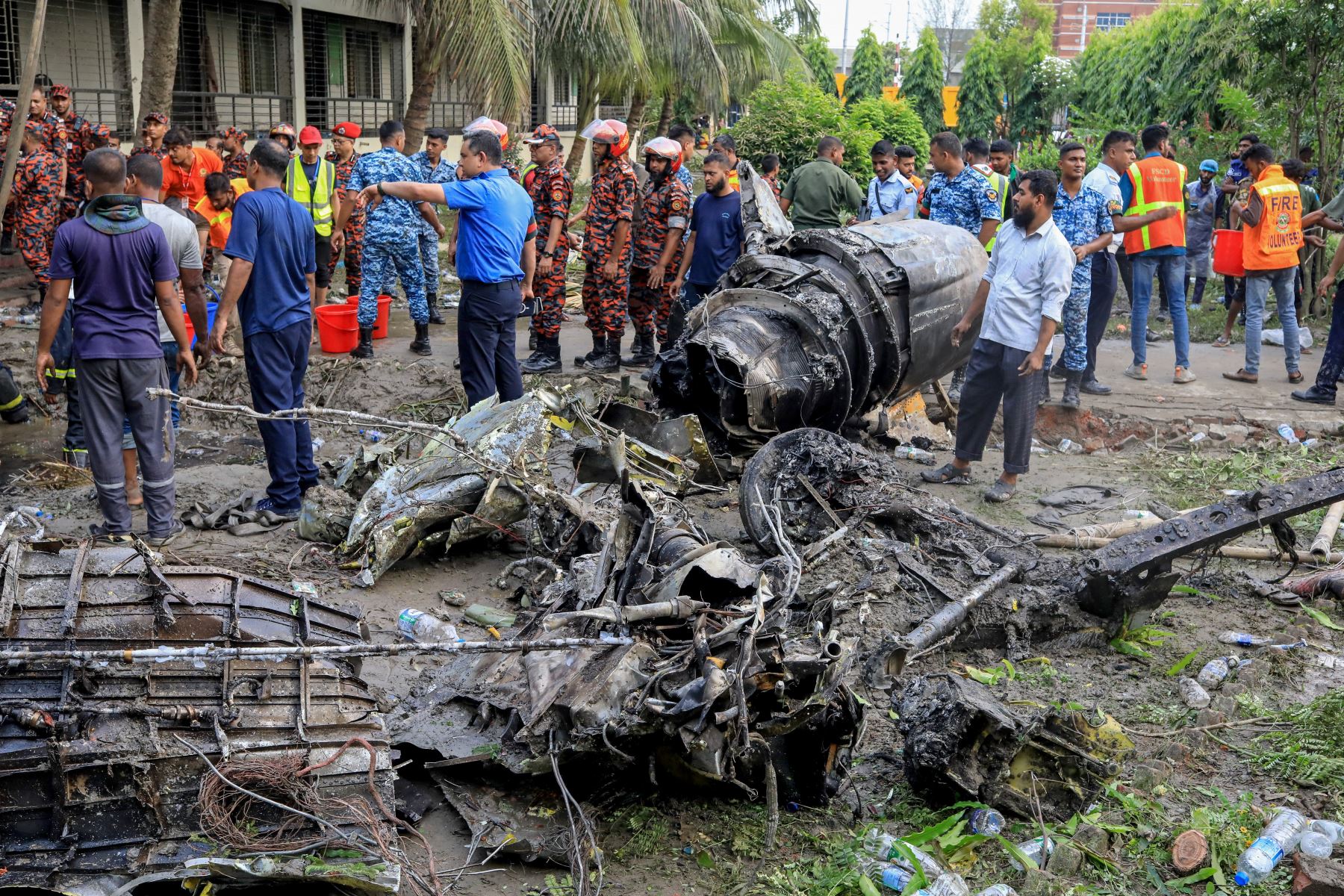 Personal de la Fuerza Aérea inspecciona el lugar donde un avión se estrelló contra un colegio en Bangladesh. Foto: AFP.