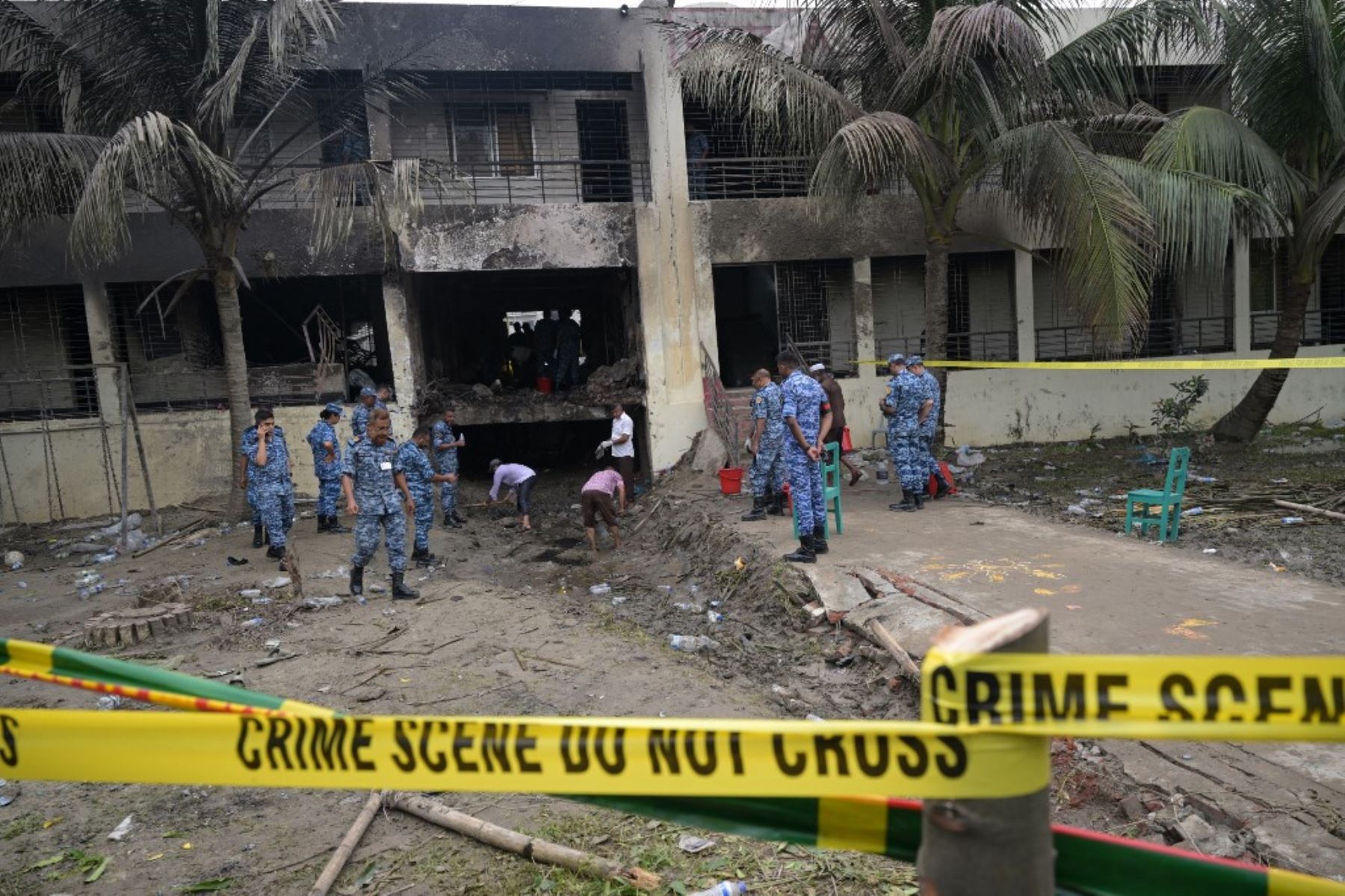 Un avión de combate de entrenamiento bangladesí se estrelló contra una escuela en la capital, Dhaka, el 21 de julio, matando al menos a 19 personas e hiriendo a docenas más en el accidente de aviación más mortífero del país en décadas. AFP