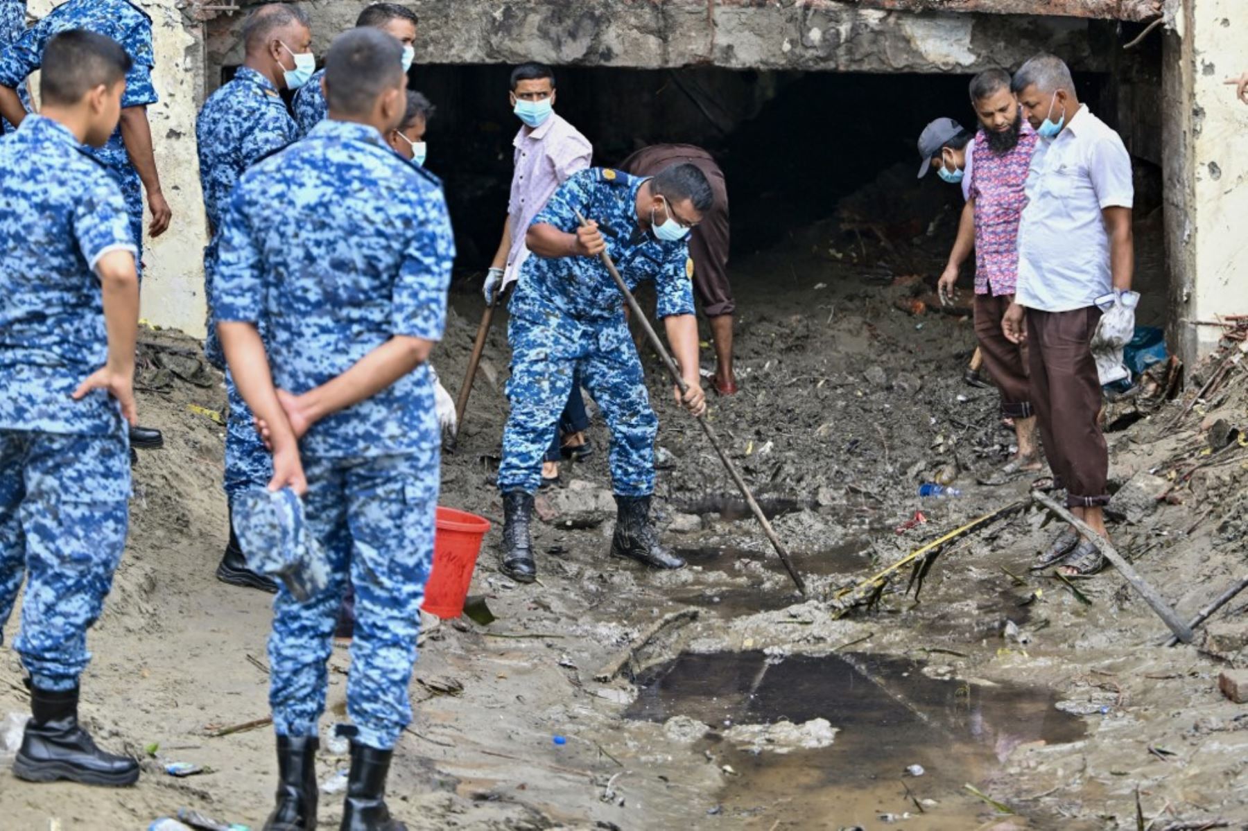 El personal de la Fuerza Aérea de Bangladesh inspecciona el lugar del accidente un día después de que un avión de entrenamiento se estrellara contra una escuela en Dhaka. AFP