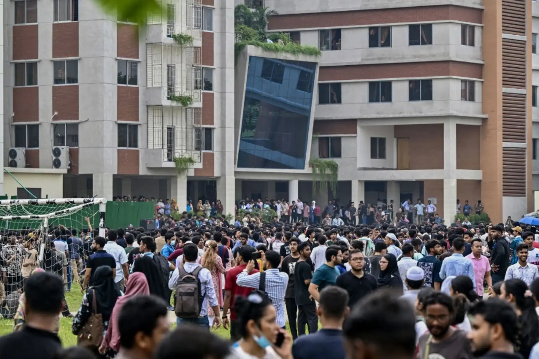 Estudiantes universitarios realizan una protesta exigiendo informes precisos sobre las víctimas, un día después de que un avión de entrenamiento militar se estrellara contra su institución educativa en Dhaka. AFP