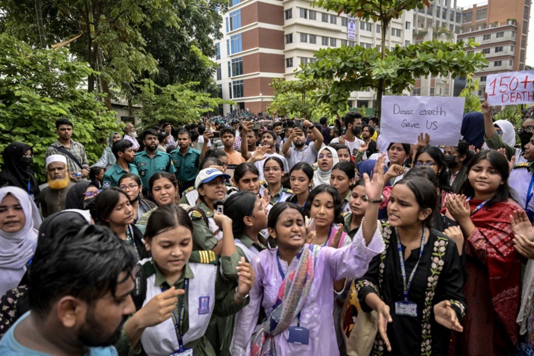 Al menos 27 personas, en su mayoría niños, murieron después de que un avión de combate bangladesí se estrellara contra una escuela en la capital, Dacca, dijo un funcionario del gobierno el 22 de julio, actualizando un saldo anterior de al menos 20 muertos. AFP