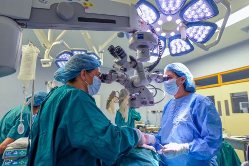 INSN San Borja, realizó una cirugía de alta complejidad de reconstrucción mandibular en un adolescente. Foto: Difusión