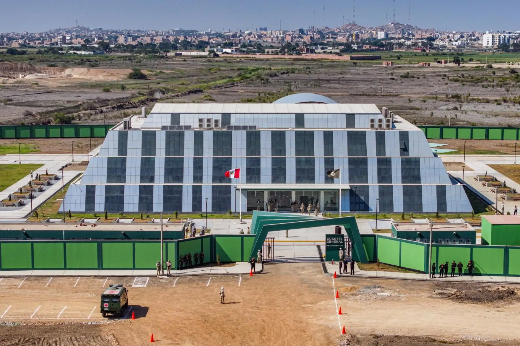 Presidenta Dina Boluarte inspeccionó el avance del complejo militar Sipán, una obra estratégica que reforzará la capacidad operativa del Ejército en el norte del país. Foto: ANDINA/ Prensa Presidencia