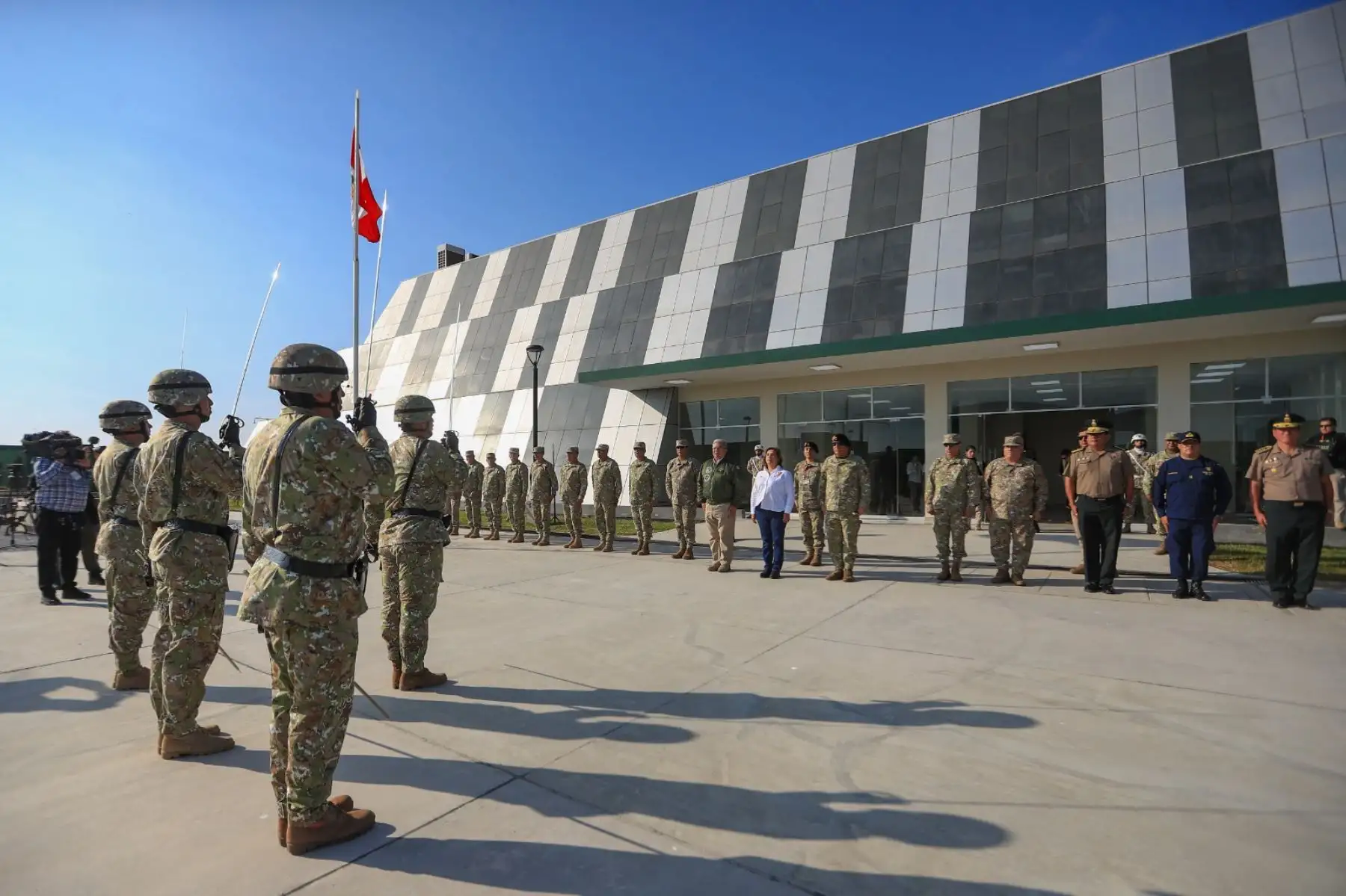 Presidenta Dina Boluarte inspeccionó el avance del complejo militar Sipán, una obra estratégica que reforzará la capacidad operativa del Ejército en el norte del país. Foto: ANDINA/ Prensa Presidencia