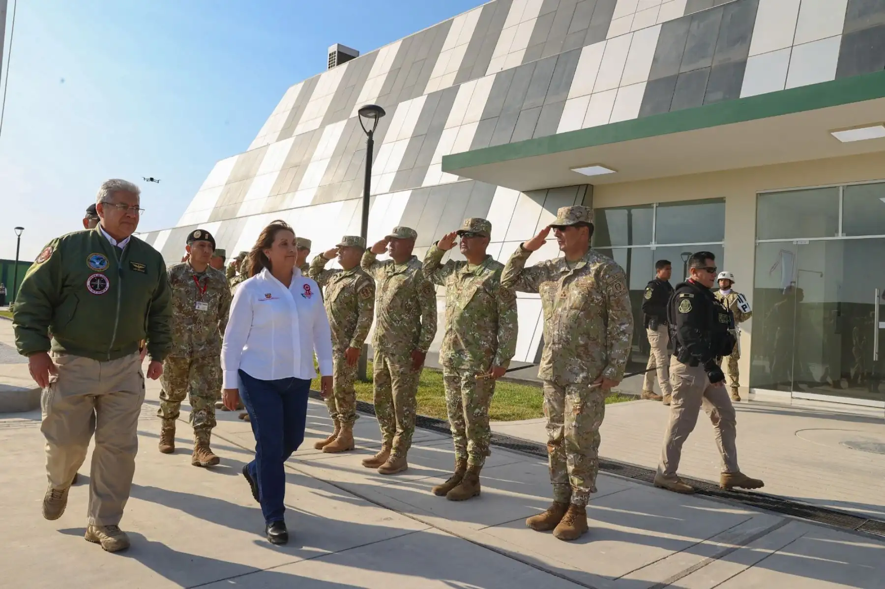 Presidenta Dina Boluarte inspeccionó el avance del complejo militar Sipán, una obra estratégica que reforzará la capacidad operativa del Ejército en el norte del país. Foto: ANDINA/ Prensa Presidencia