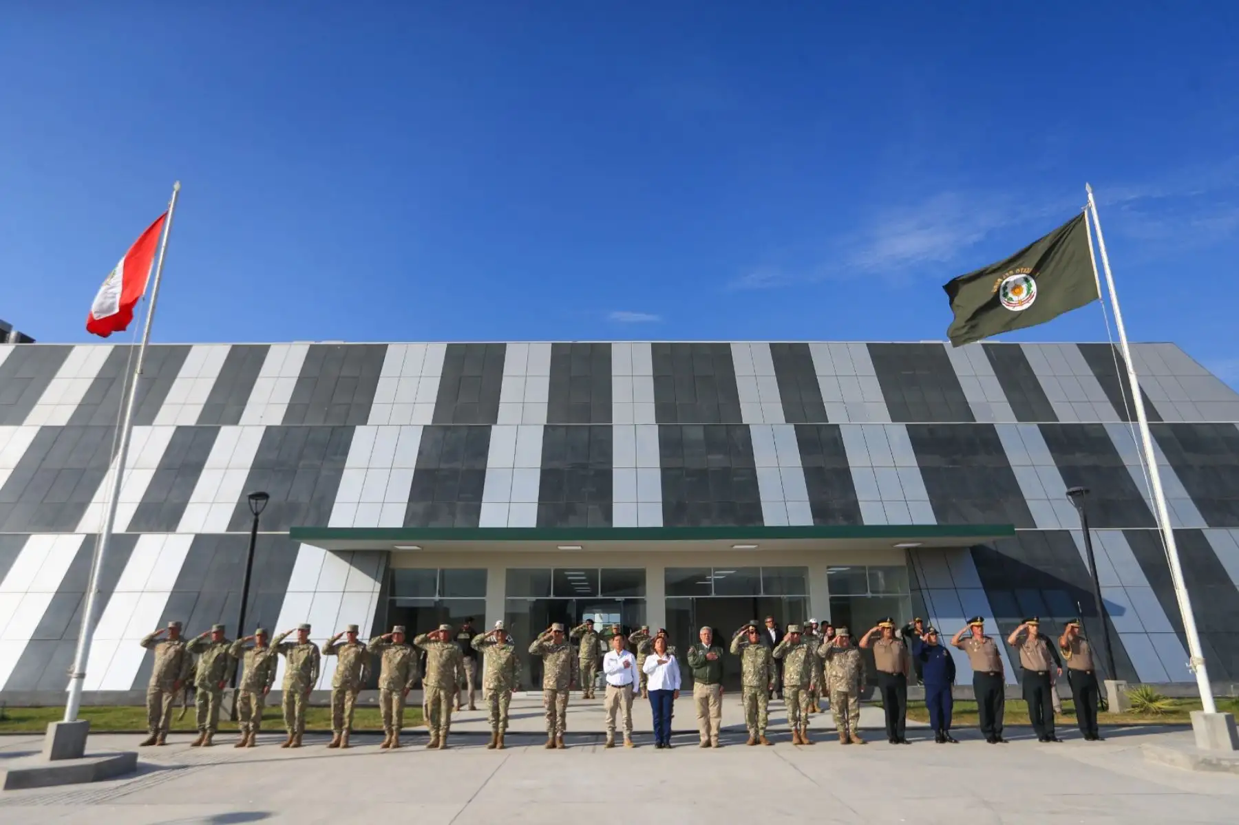 Presidenta Dina Boluarte inspeccionó el avance del complejo militar Sipán, una obra estratégica que reforzará la capacidad operativa del Ejército en el norte del país. Foto: ANDINA/ Prensa Presidencia
