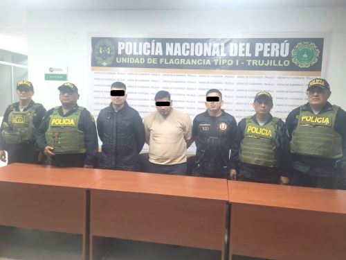 Policía Nacional detuvo a tres personas por presunta posesión de 294 cartuchos de dinamita y los investiga por sus presuntos vínculos con la minería ilegal. ANDINA/Difusión