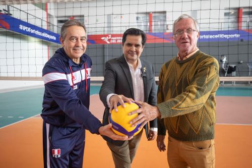 Presidente del IPD, Federico Tong acompaña con el presidente de la PFV, Gino Vegas, y el técnico de la selección peruana, Antonio Rizola.