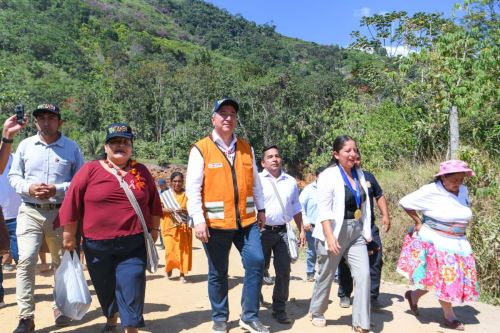 Ministro de Economía y Finanzas, Raúl Pérez Reyes, supervisa la ejecución eficiente del presupuesto en la localidad de Llaylla, región Junín.. ANDINA/Difusión