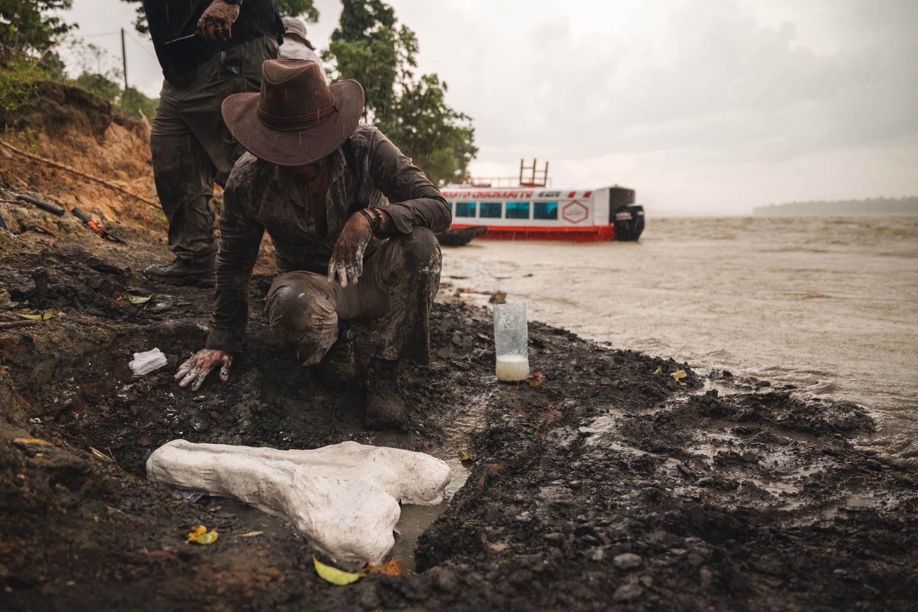 Un equipo de científicos, liderado por un paleontólogo peruano Rodolfo Salas-Gismondi, recorrerá cerca de 500 km en Loreto en busca de fósiles que revelen el origen de la biodiversidad amazónica. Foto: Cortesía Daiji Umemoto