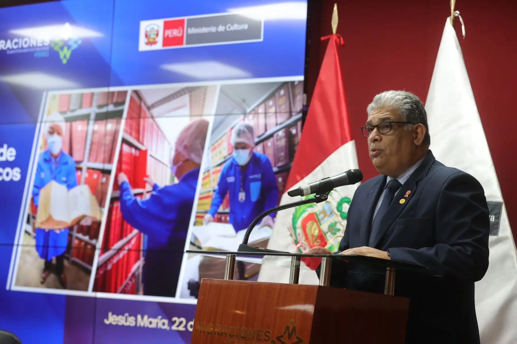 Declaran Patrimonio Cultural de la Nación 15 libros históricos con 1300 expedientes de nacionalización. Foto: ANDINA/Melina Mejía
