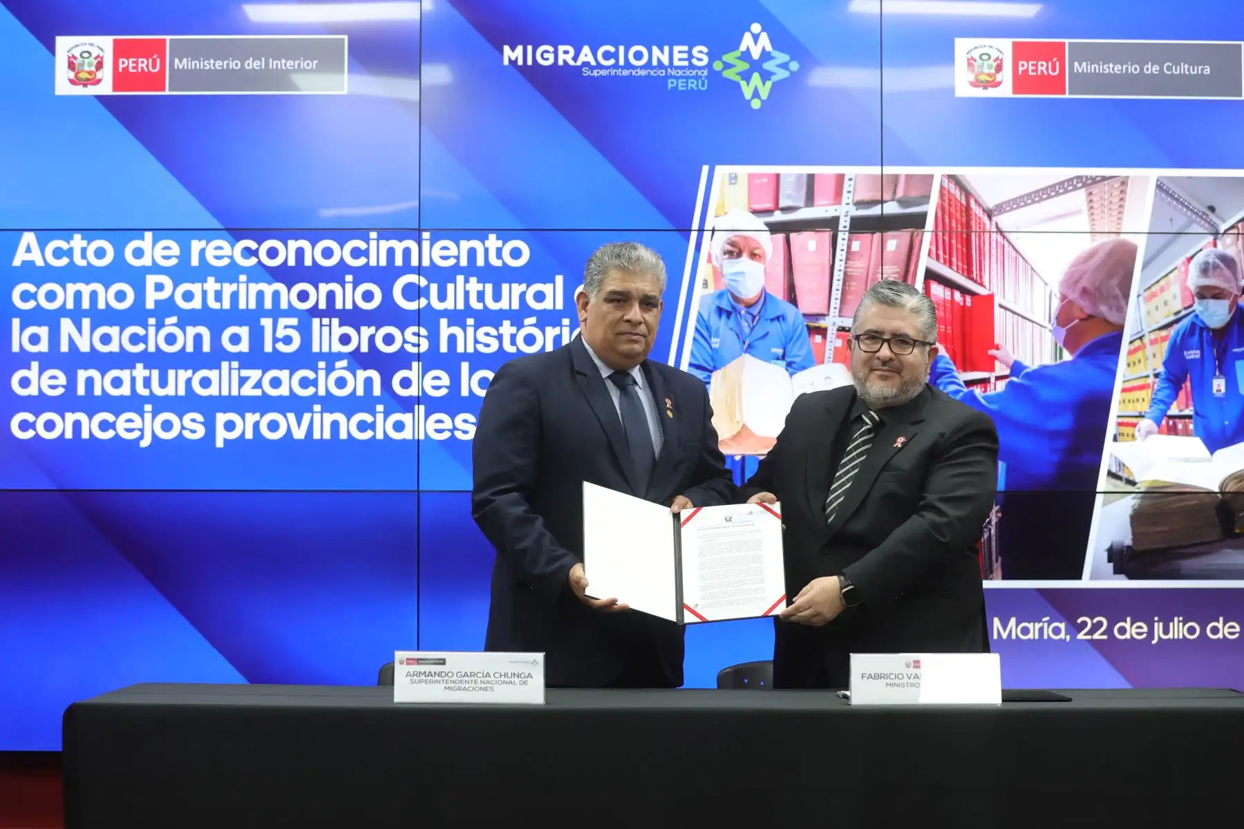 Durante una ceremonia protocolar, el ministro Fabricio Valencia hizo entrega oficial del documento que acredita esta declaratoria al superintendente nacional de Migraciones, Armando García, destacando el valor de esta documentación. Foto: ANDINA/Melina Mejía