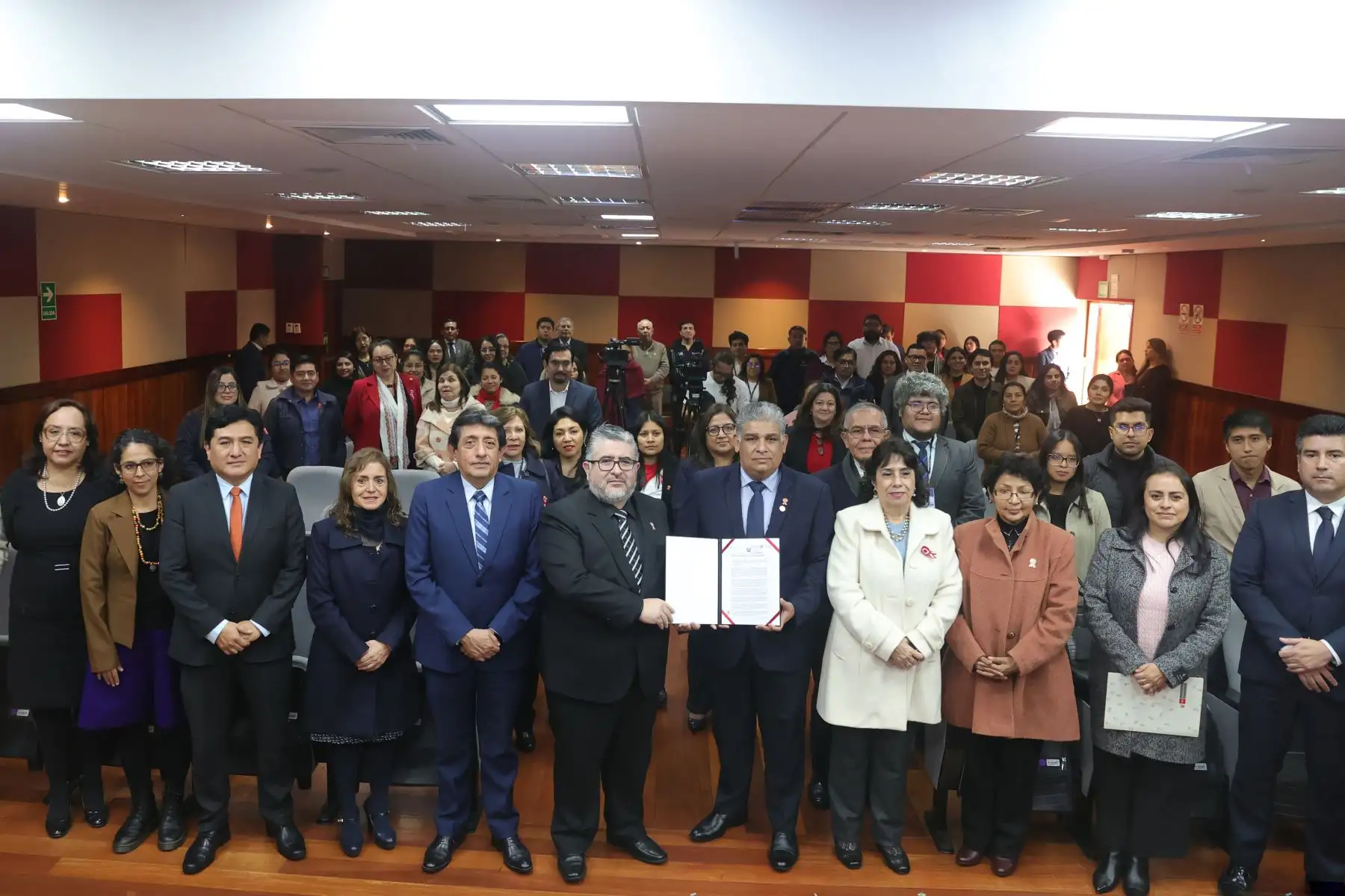De esta manera Migraciones reafirma su compromiso institucional con la conservación, catalogación y difusión de los archivos históricos que testimonian la participación de personas migrantes en la construcción del país de la peruanidad. Foto: ANDINA/Melina Mejía
