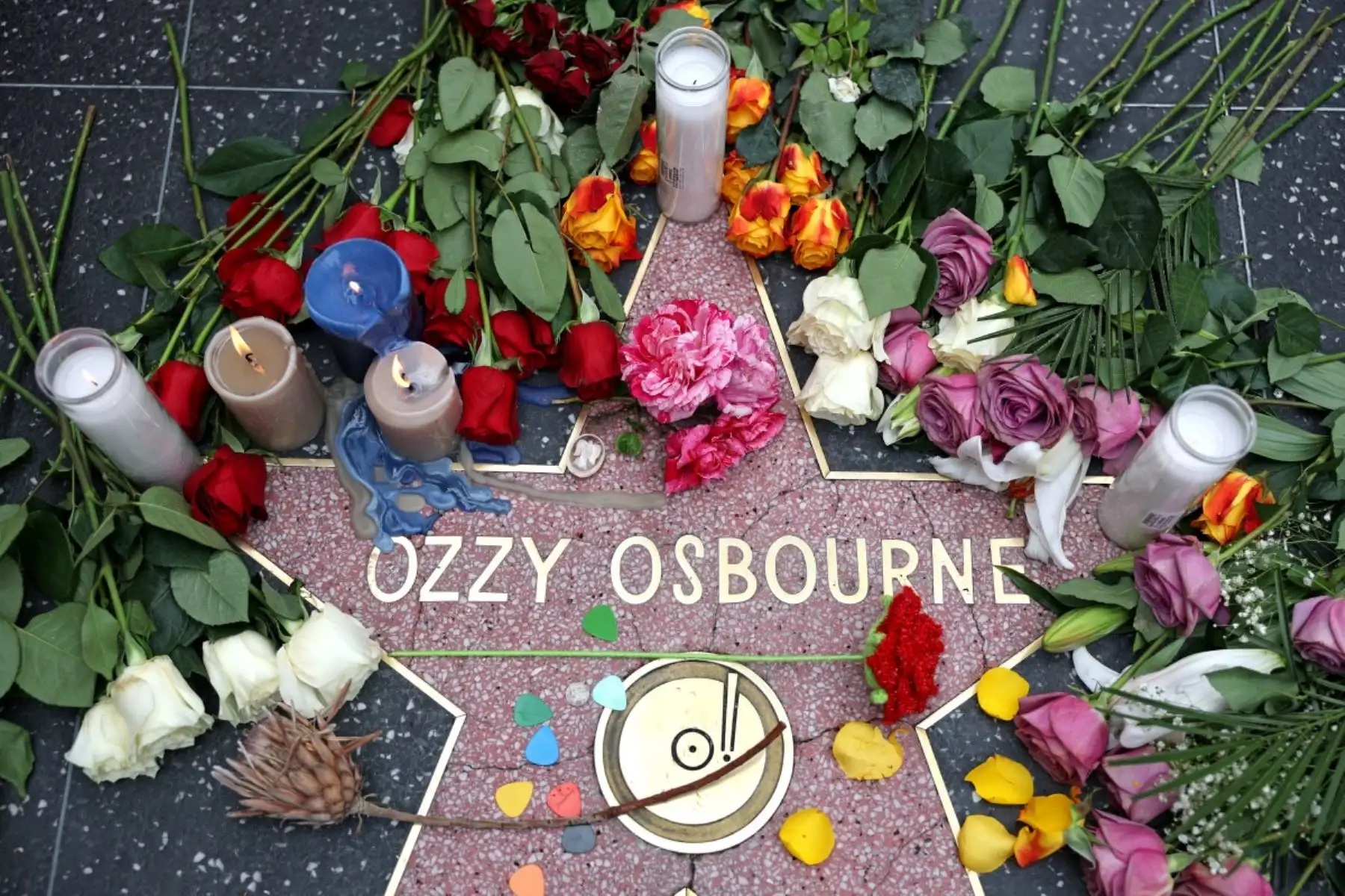 Ozzy Osbourne, legendario líder de Black Sabbath, falleció a los 76 años rodeado de su familia. Pionero del heavy metal, su legado marcó generaciones. Figuras como Brian May, Metallica y Rod Stewart lo despidieron con emotivos mensajes. Su último concierto en Birmingham fue un homenaje glorioso a su carrera. Ícono irrepetible, Ozzy será recordado como el Príncipe de las Tinieblas y eterno símbolo del rock más puro. Foto: AFP