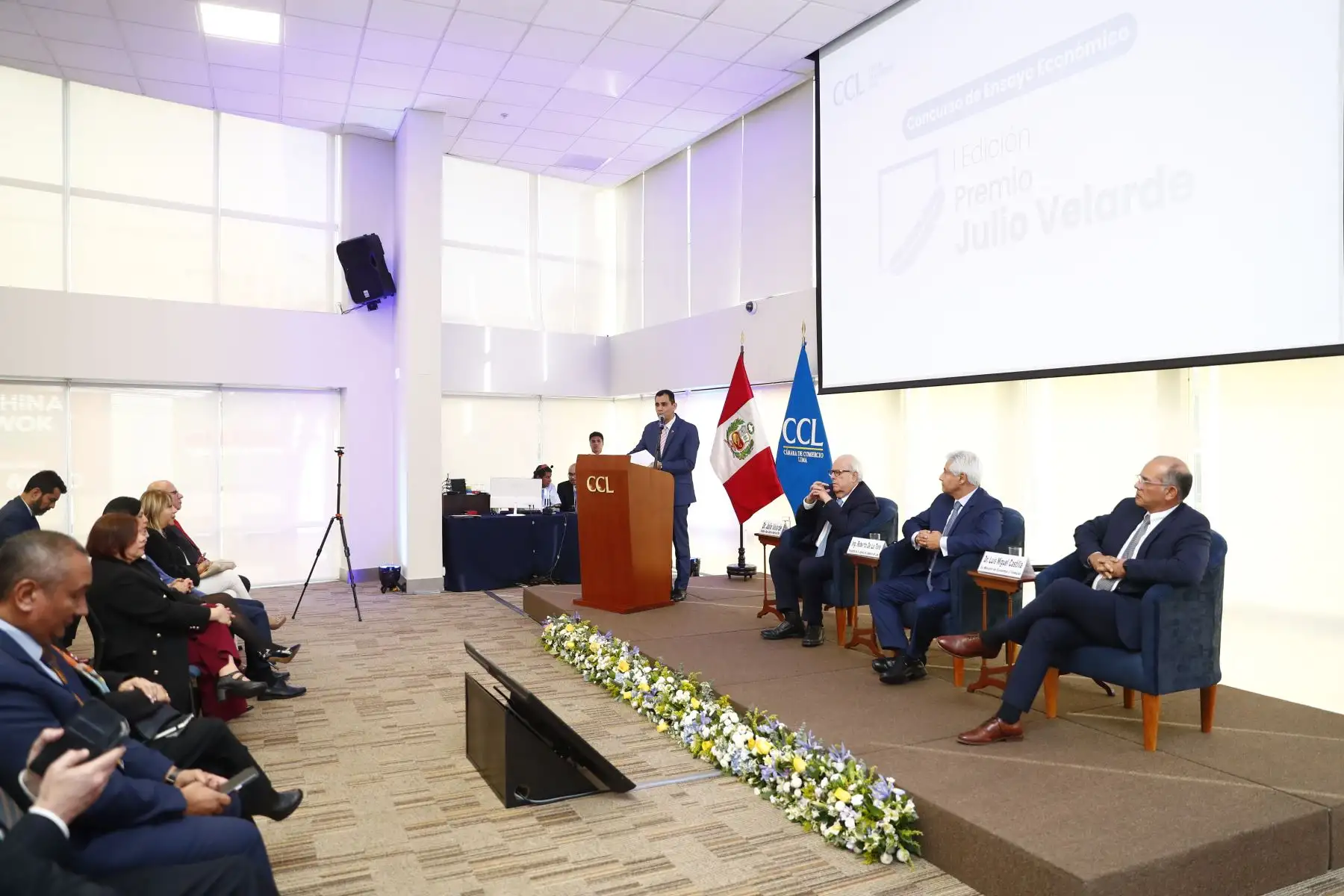 La Cámara de Comercio de Lima presentó el Premio Julio Velarde, un concurso para rendir homenaje al presidente del Banco Central de Reserva del Perú por su contribución al desarrollo económico del país. Esta competencia tiene por finalidad impulsar la investigación académica, la reflexión y el análisis económico del Perú. Foto: ANDINA/Daniel Bracamonte