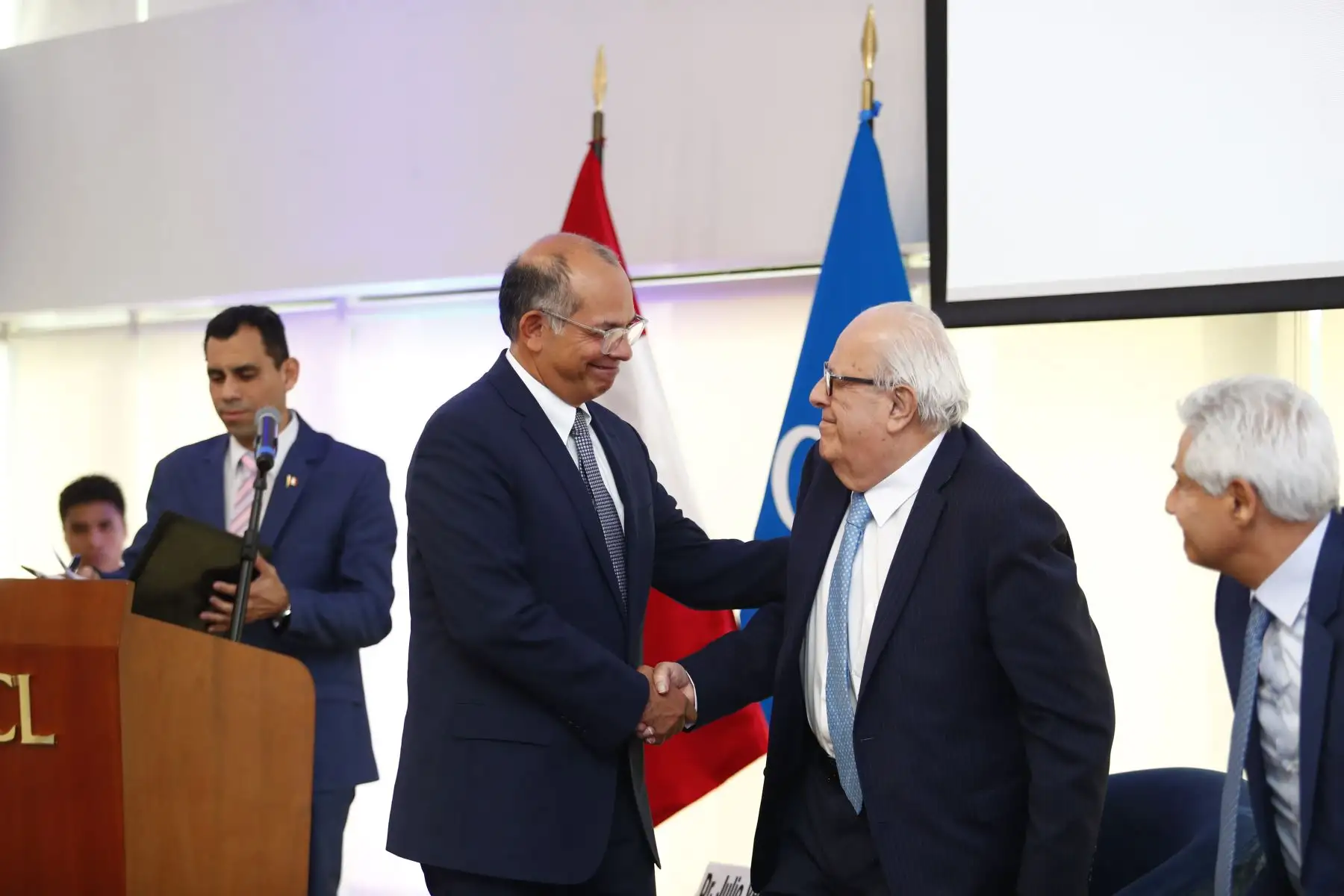 La Cámara de Comercio de Lima presentó el Premio Julio Velarde, un concurso para rendir homenaje al presidente del Banco Central de Reserva del Perú por su contribución al desarrollo económico del país. Esta competencia tiene por finalidad impulsar la investigación académica, la reflexión y el análisis económico del Perú. Foto: ANDINA/Daniel Bracamonte