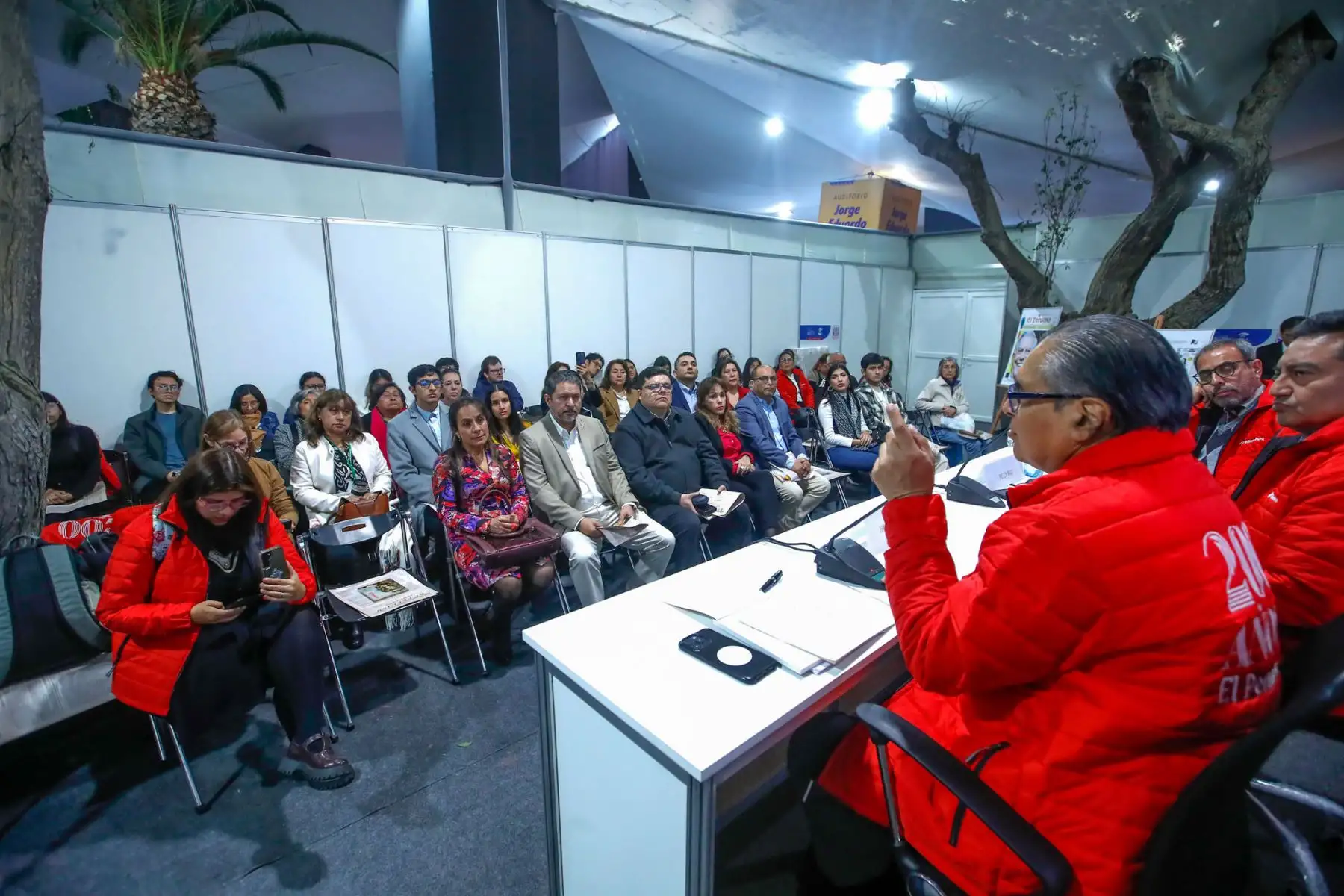 Editora Perú participó en la Feria Internacional del Libro de Lima con el conversatorio “El Peruano 200 años: El rol de los medios públicos en la sociedad”. El evento contó con la participación de Hugo Aguirre, presidente del Directorio de Editora Perú; Félix Paz, director de Medios Periodísticos; y Ricardo Montero, gerente de Publicaciones Oficiales del Diario Oficial El Peruano. Foto: ANDINA/Eddy Ramos