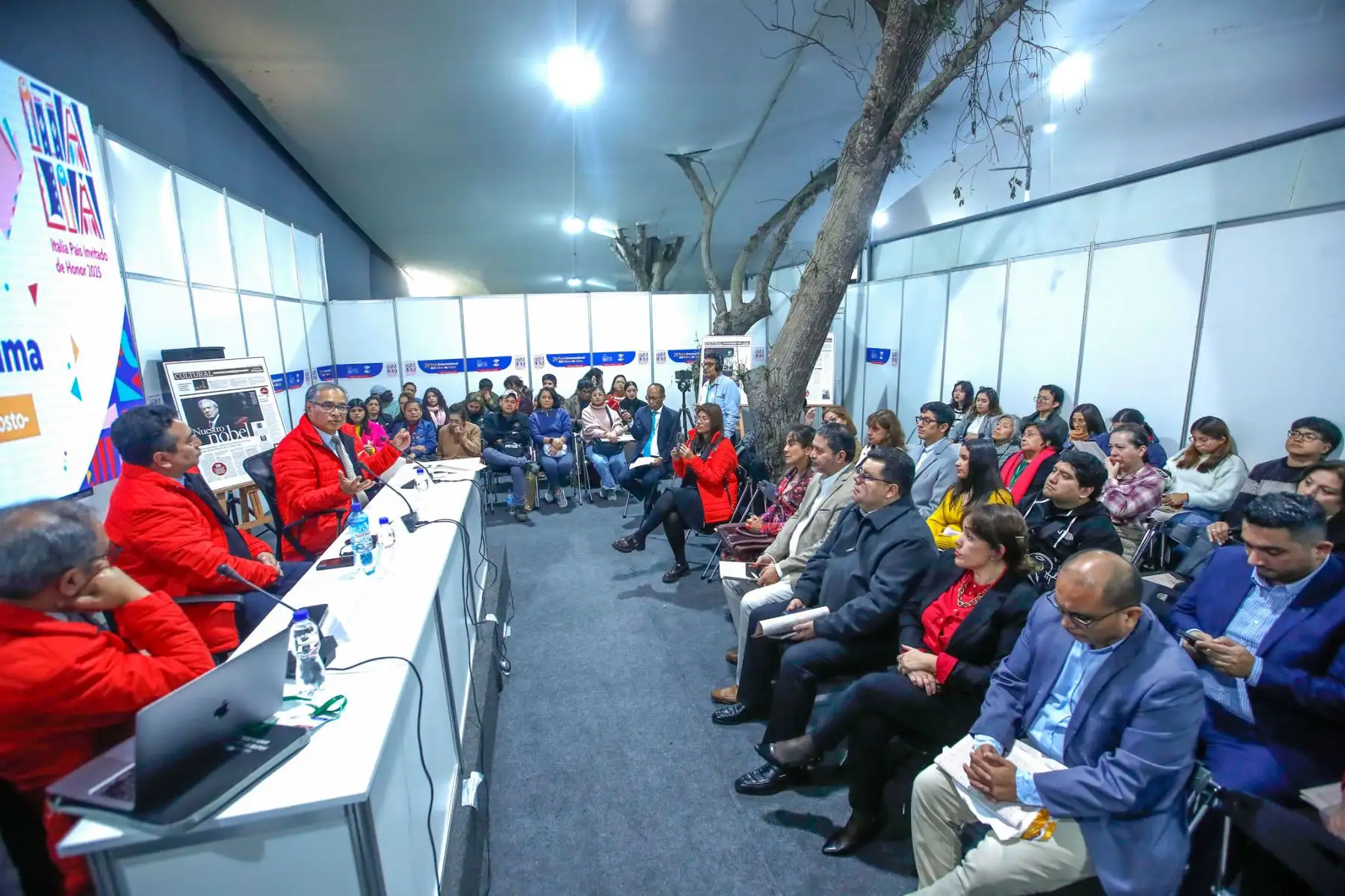 Editora Perú participó en la Feria Internacional del Libro de Lima con el conversatorio “El Peruano 200 años: El rol de los medios públicos en la sociedad”. El evento contó con la participación de Hugo Aguirre, presidente del Directorio de Editora Perú; Félix Paz, director de Medios Periodísticos; y Ricardo Montero, gerente de Publicaciones Oficiales del Diario Oficial El Peruano. Foto: ANDINA/Eddy Ramos