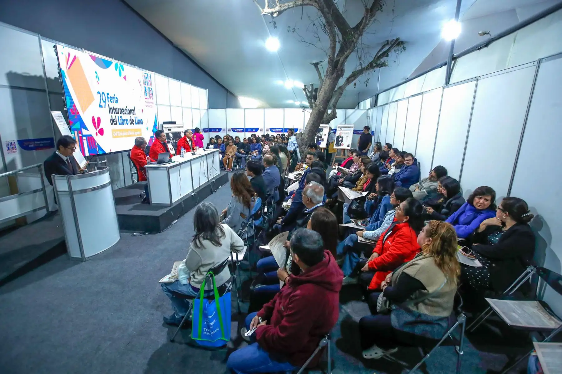 Editora Perú participó en la Feria Internacional del Libro de Lima con el conversatorio “El Peruano 200 años: El rol de los medios públicos en la sociedad”. El evento contó con la participación de Hugo Aguirre, presidente del Directorio de Editora Perú; Félix Paz, director de Medios Periodísticos; y Ricardo Montero, gerente de Publicaciones Oficiales del Diario Oficial El Peruano. Foto: ANDINA/Eddy Ramos