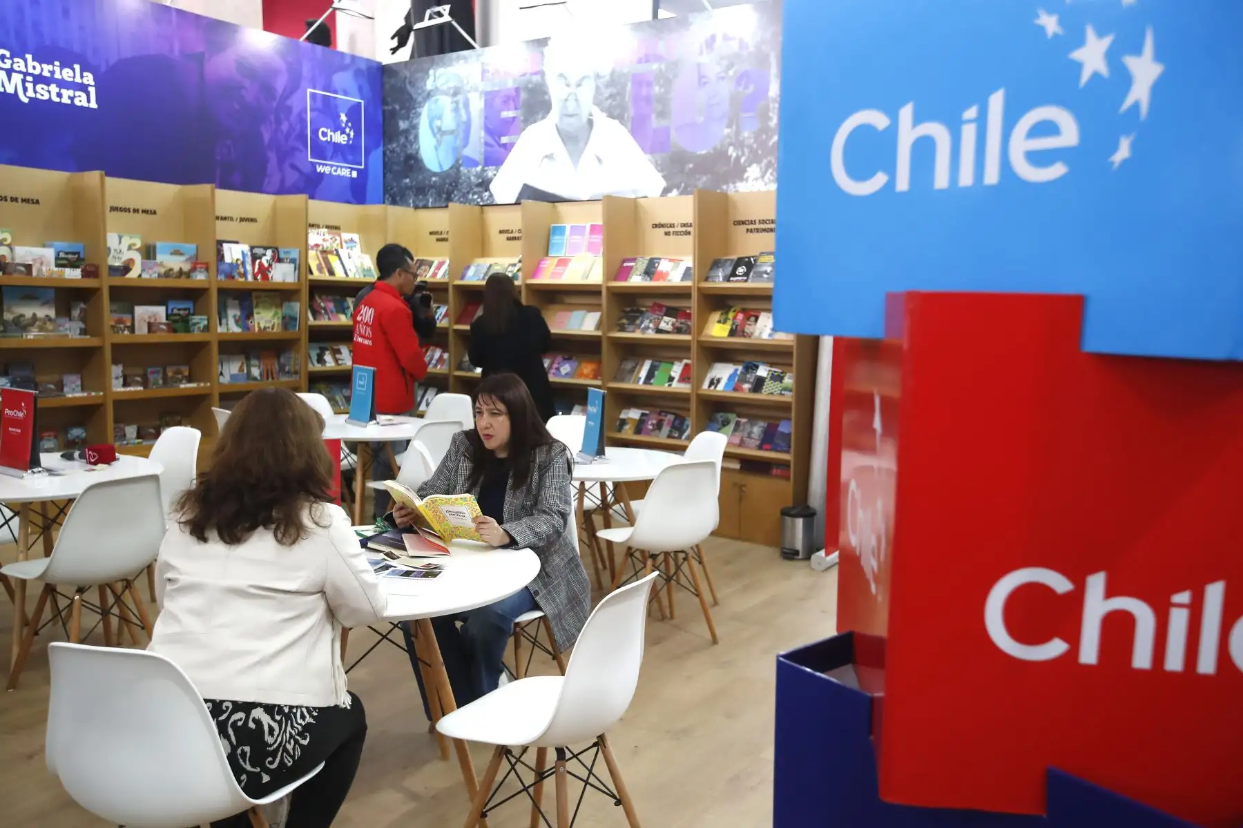 Chile destaca en la 29 edición de la Feria Internacional del Libro de Lima con un pabellón de 40 metros cuadrados en el que rinde homenaje a Gabriela Mistral, en conmemoración del 80º aniversario de la entrega del Premio Nobel de Literatura a la poeta, maestra y diplomática chilena.
Foto: ANDINA/Eddy Ramos