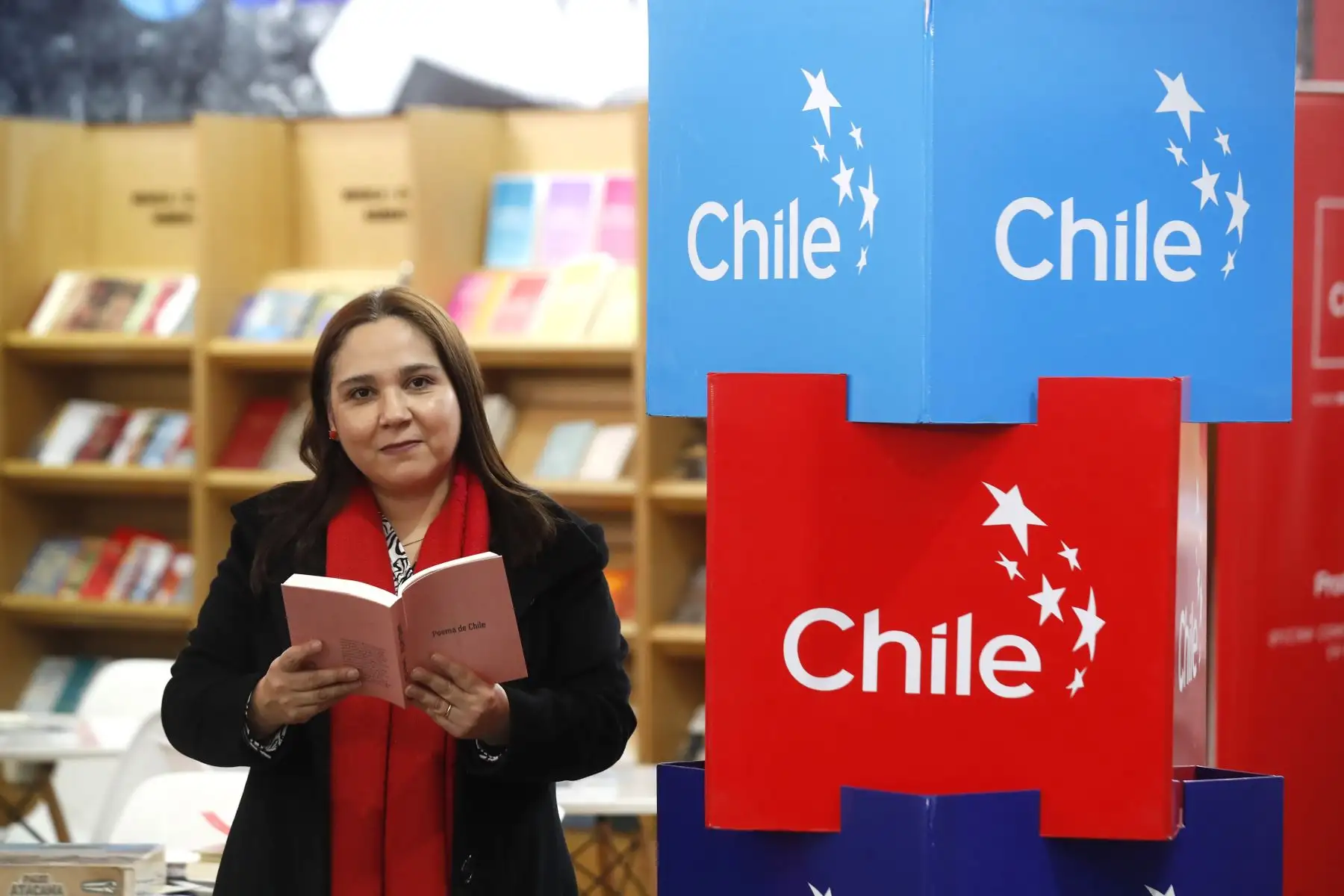La directora comercial de ProChile en Perú, Lorena Sánchez, destaca la participación de Chile en la 29 edición de la Feria Internacional del Libro de Lima con un pabellón de 40 metros cuadrados en el que rinde homenaje a Gabriela Mistral. Foto: ANDINA/Eddy Ramos