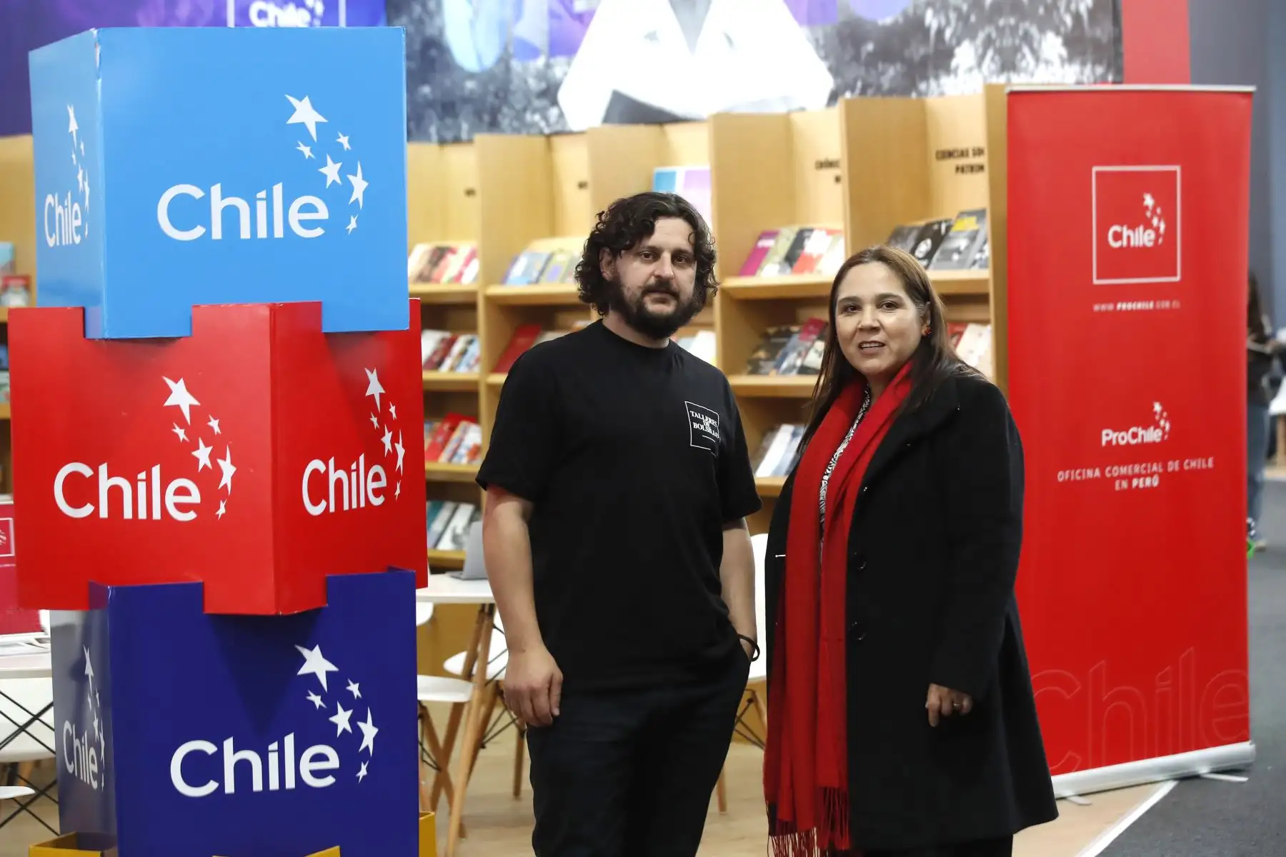 Lorena Sánchez, directora comercial de ProChile en Perú, y José de la Carrera  fundador y director del agente literario Talleres de Bolsillo, forman parte de la importante delegación y misión comercial de Chile, presente en la 29 edición de la Feria Internacional del Libro de Lima, FIL Lima. Foto: ANDINA/Eddy RamosFoto: ANDINA/Eddy Ramos