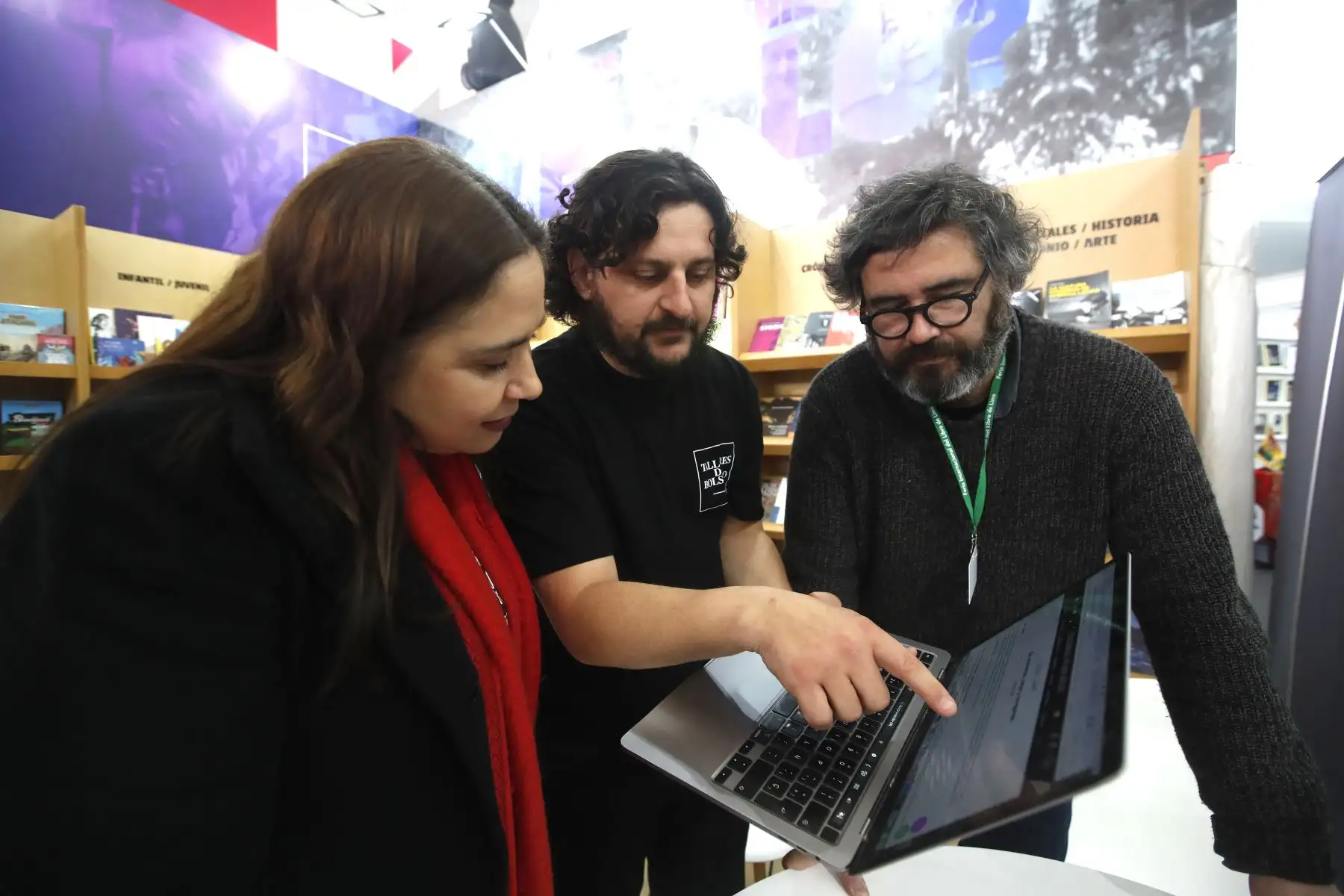 Escritores, cuentistas, poetas, ilustradoras, y cuatro casas editoriales, además de una agencia especializada en la promoción de lectura, forman parte de la importante delegación y misión comercial de Chile, presente en la 29 edición de la Feria Internacional del Libro de Lima, FIL Lima. En imagen, José de la Carrera  fundador y director del agente literario Talleres de Bolsillo, junto a la directora comercial de ProChile en Perú, Lorena Sánchez. Foto: ANDINA/Eddy Ramos