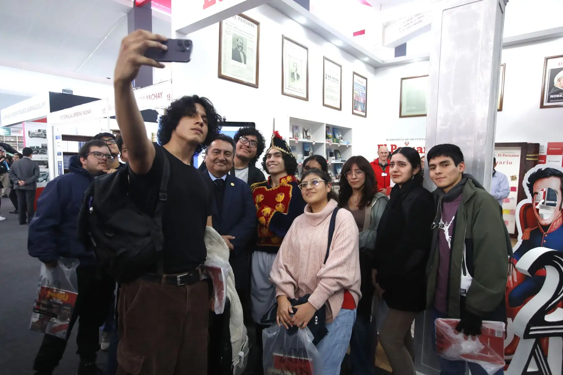 Ciudadanos visitan el stand 184 de Editora Perú que participa en la 29ª Feria Internacional del Libro de Lima 2025. Lectores buscan diversos títulos y participan de conversatorios realizados en el marco de los 200 años de El Peruano.
Foto: ANDINA/ Eddy Ramos