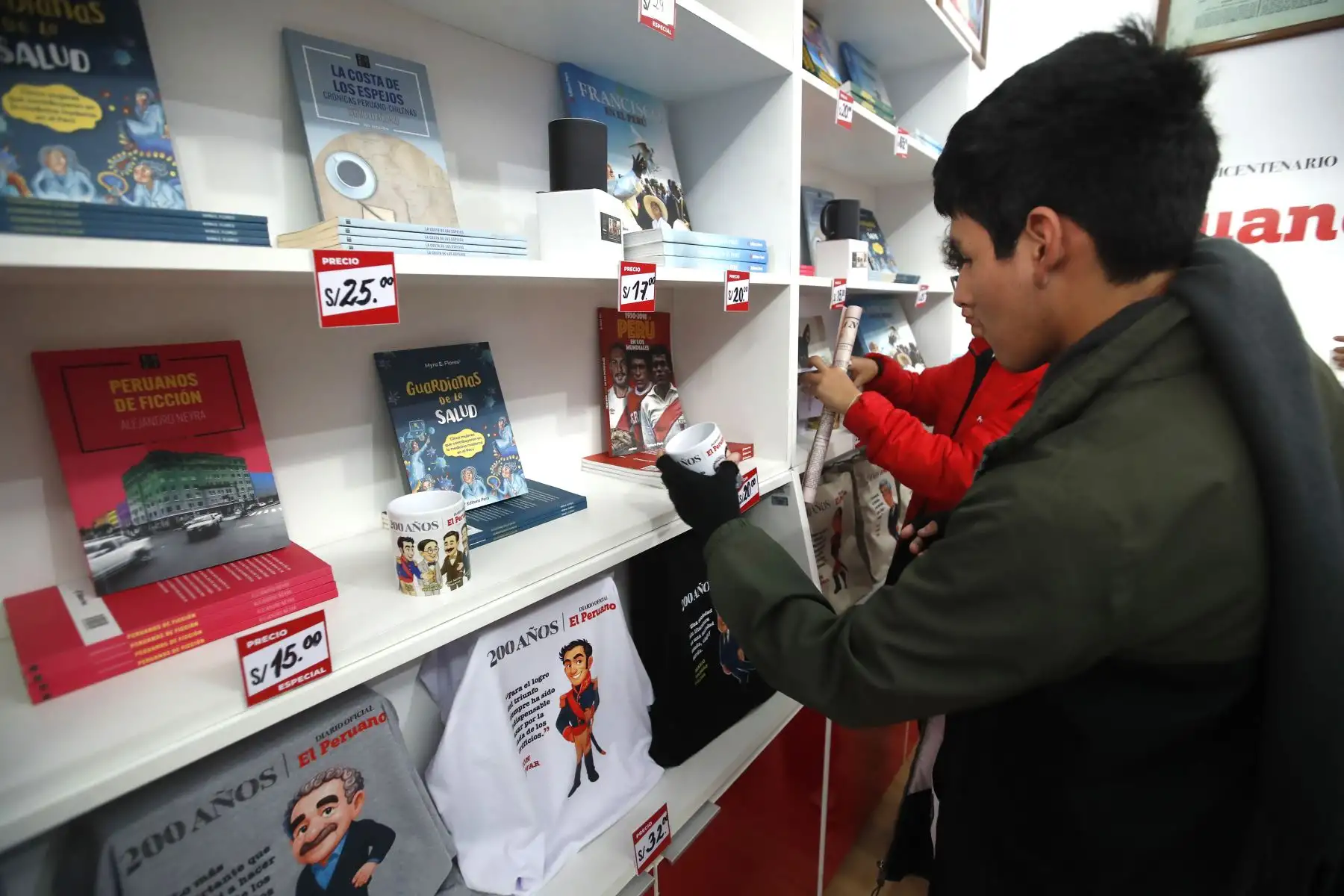 Ciudadanos visitan el stand 184 de Editora Perú que participa en la 29ª Feria Internacional del Libro de Lima 2025. Lectores buscan diversos títulos y participan de conversatorios realizados en el marco de los 200 años de El Peruano.
Foto: ANDINA/ Eddy Ramos