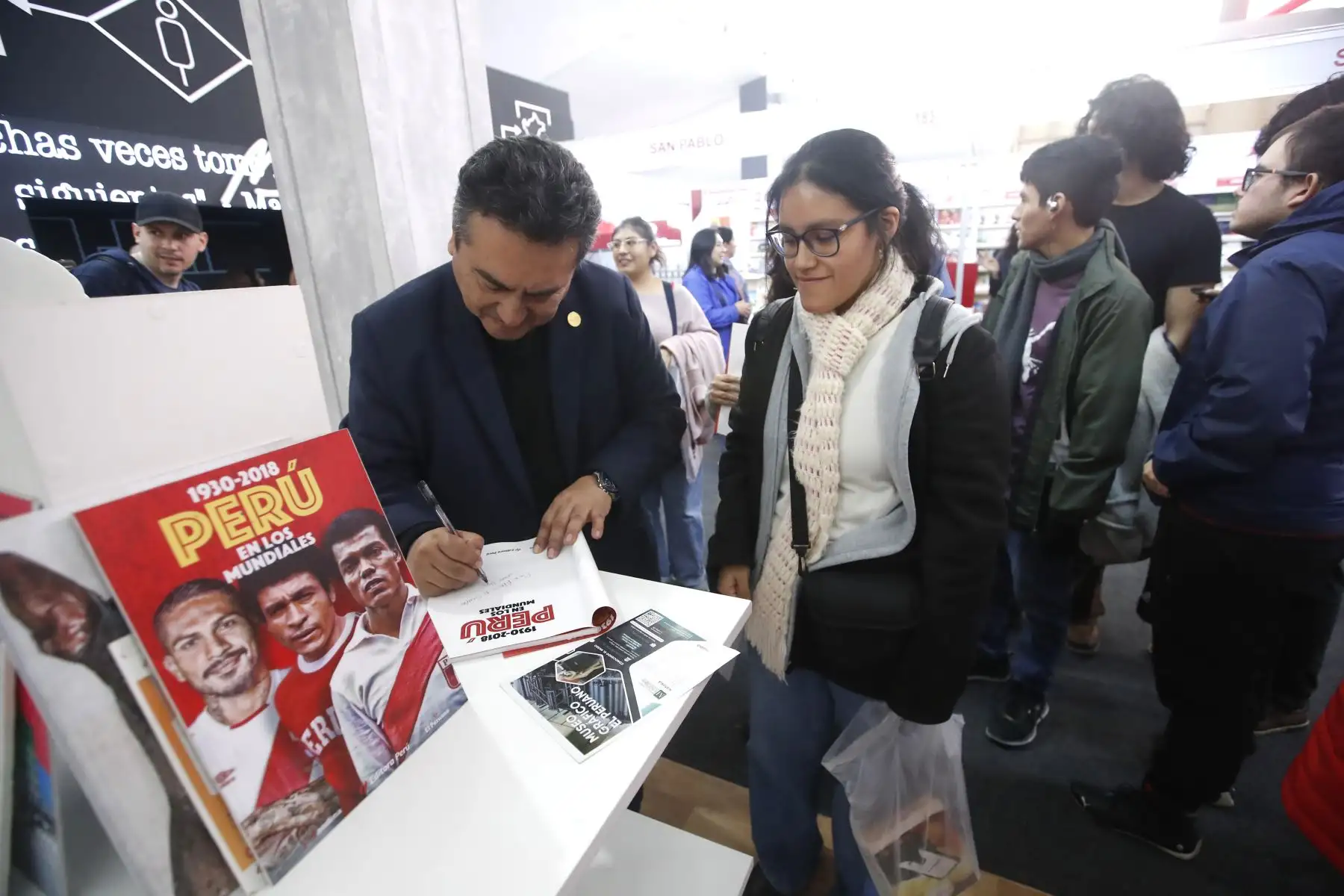 Ciudadanos visitan el stand 184 de Editora Perú que participa en la 29ª Feria Internacional del Libro de Lima 2025. Lectores buscan diversos títulos y participan de conversatorios realizados en el marco de los 200 años de El Peruano.
Foto: ANDINA/ Eddy Ramos