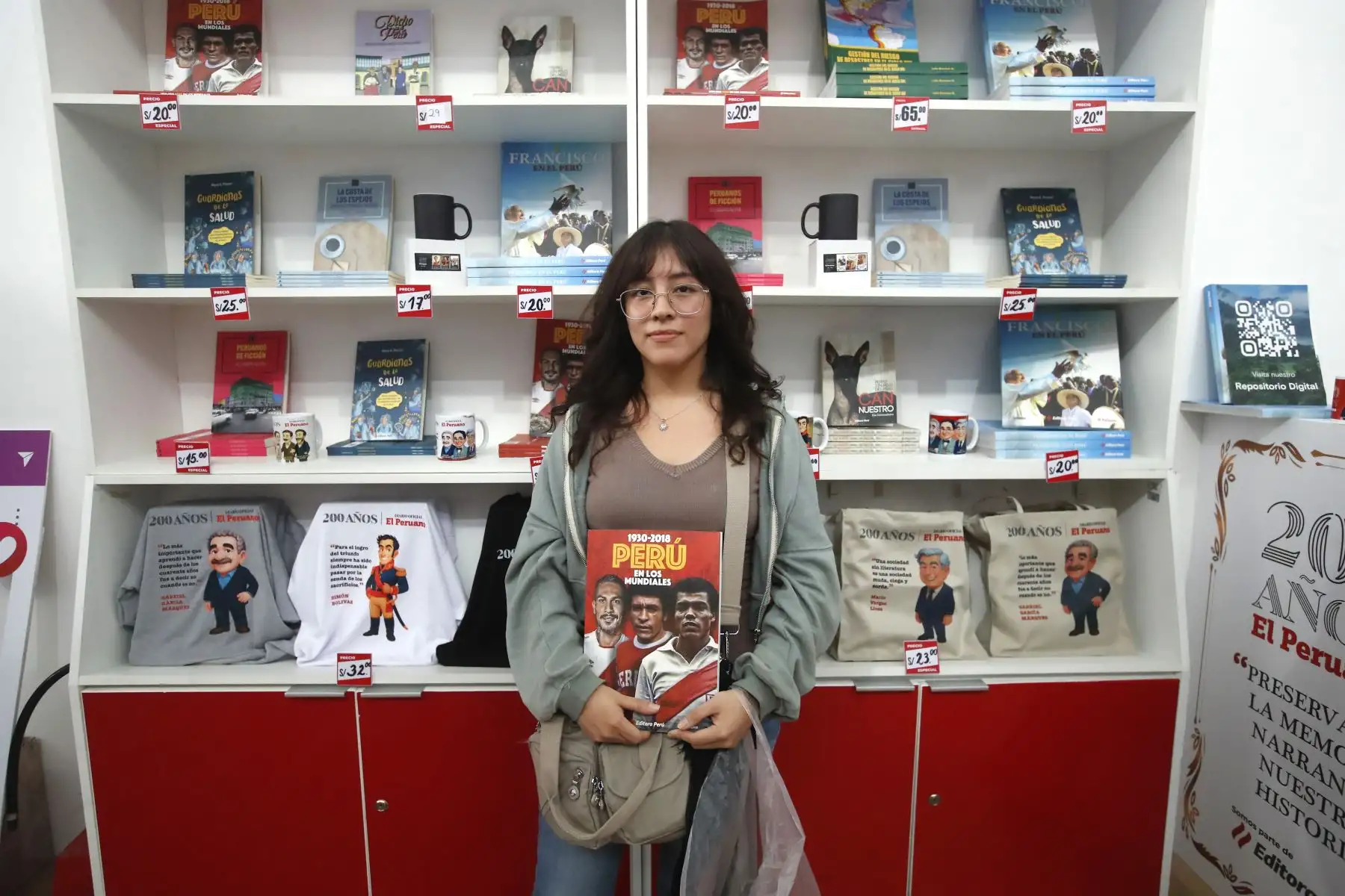 Ciudadanos visitan el stand 184 de Editora Perú que participa en la 29ª Feria Internacional del Libro de Lima 2025. Lectores buscan diversos títulos y participan de conversatorios realizados en el marco de los 200 años de El Peruano.
Foto: ANDINA/ Eddy Ramos