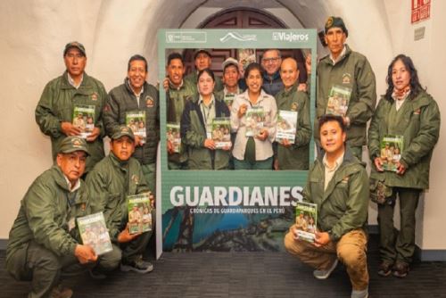 Guardaparques del país ya tienen su libro Guardianes que recoge testimonio de su labor