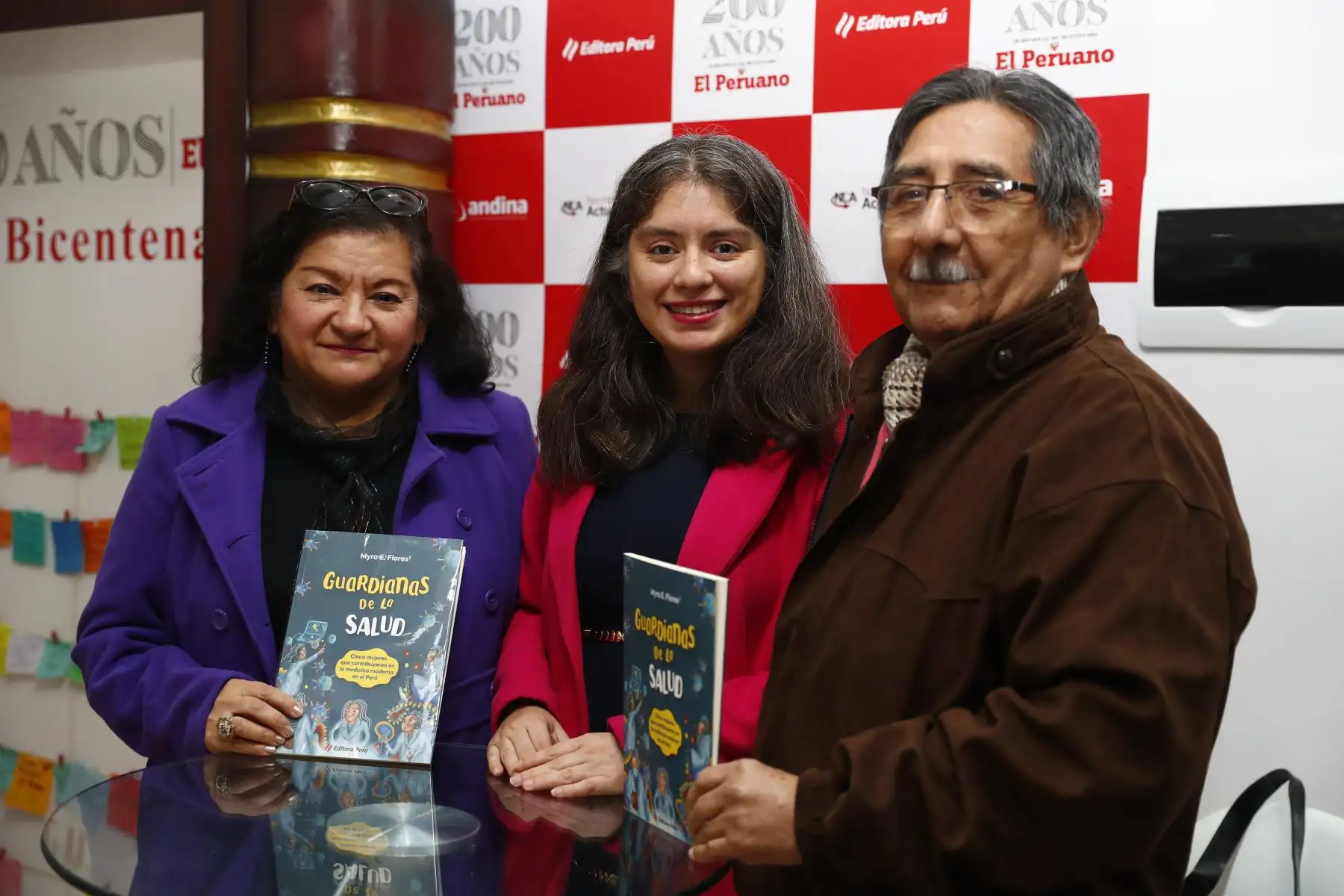 Myra E. Flores, divulgadora científica y una de las autoras del libro de cuentos Guardianas de la Salud, publicado por el fondo editorial de Editora Perú, estuvo en el stand del Diario El Peruano en la Feria Internacional del Libro FIL Lima 2025 de Jesús María firmando autógrafos y libros a sus seguidores y lectores. Foto: ANDINA/Daniel Bracamonte