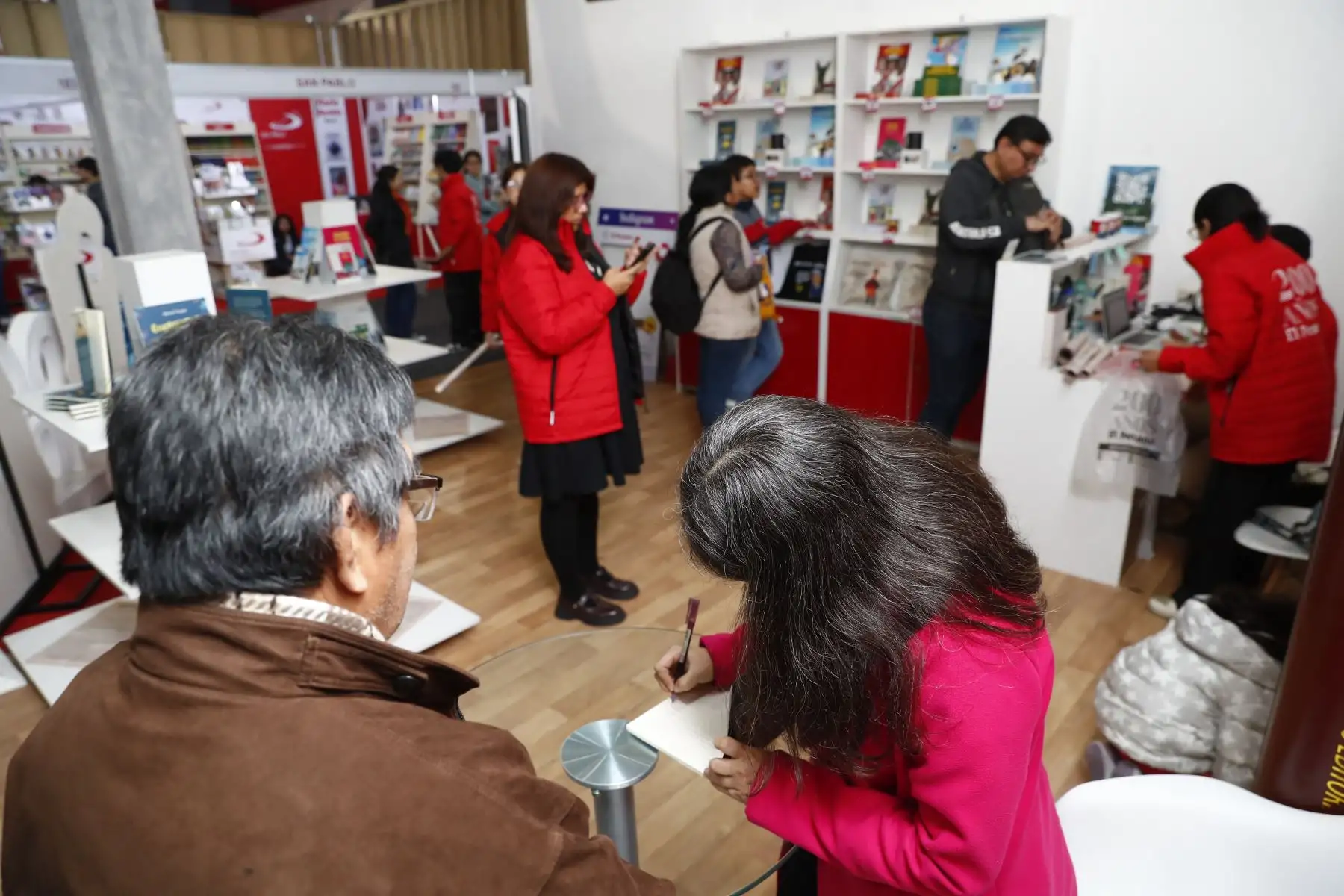 Myra E. Flores, divulgadora científica y una de las autoras del libro de cuentos Guardianas de la Salud, publicado por el fondo editorial de Editora Perú, estuvo en el stand del Diario El Peruano en la Feria Internacional del Libro FIL Lima 2025 de Jesús María firmando autógrafos y libros a sus seguidores y lectores. Foto: ANDINA/Daniel Bracamonte