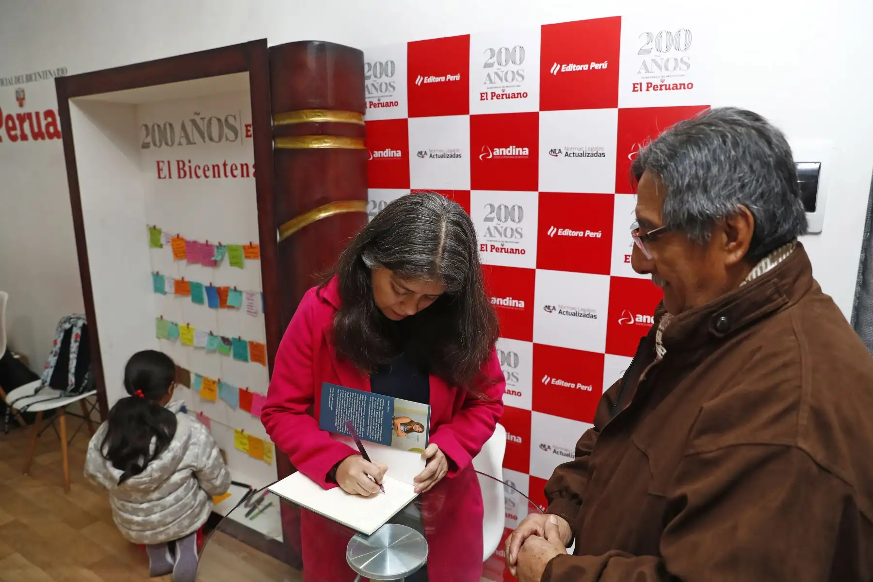 Myra E. Flores, divulgadora científica y una de las autoras del libro de cuentos Guardianas de la Salud, publicado por el fondo editorial de Editora Perú, estuvo en el stand del Diario El Peruano en la Feria Internacional del Libro FIL Lima 2025 de Jesús María firmando autógrafos y libros a sus seguidores y lectores. Foto: ANDINA/Daniel Bracamonte