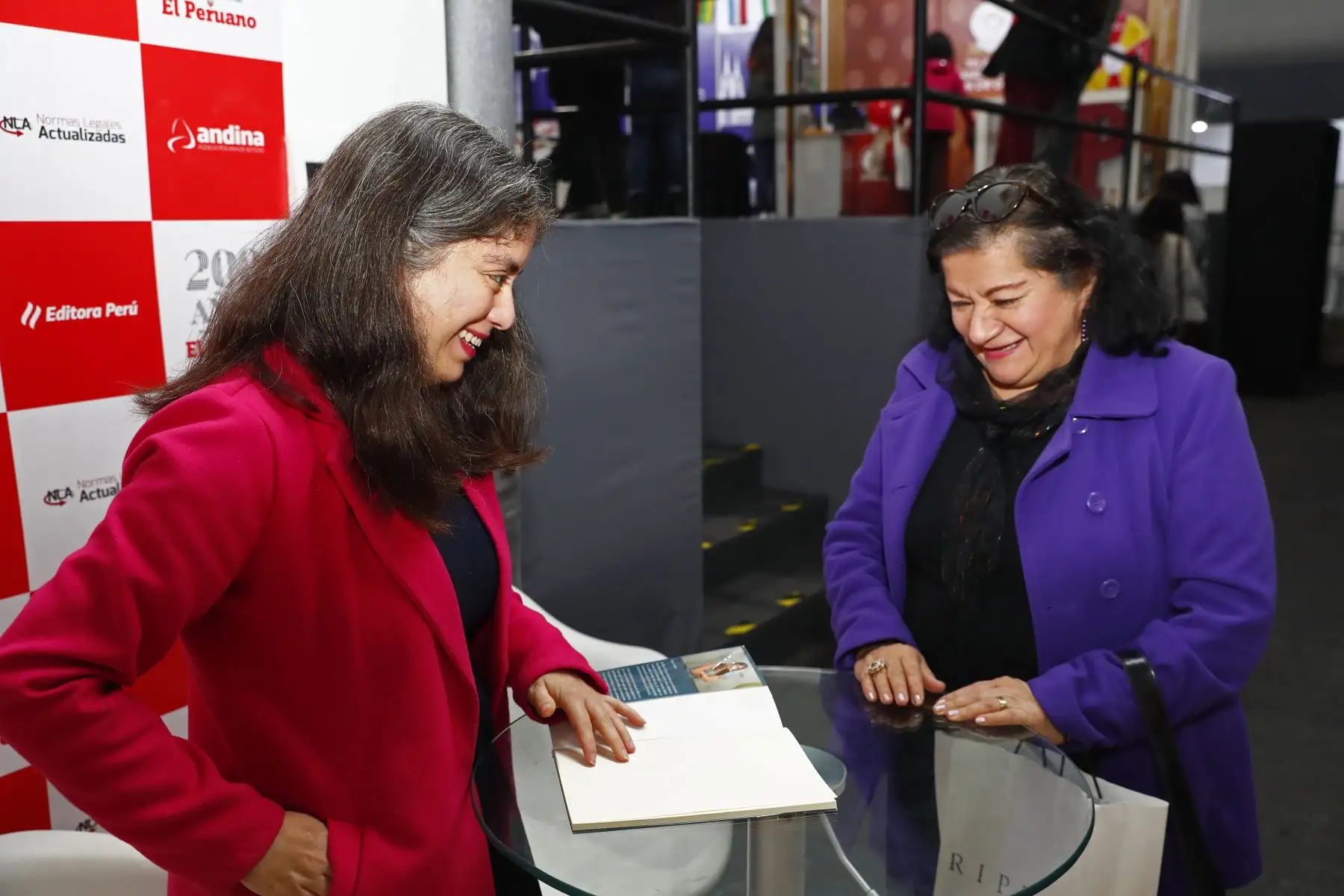 Myra E. Flores, divulgadora científica y una de las autoras del libro de cuentos Guardianas de la Salud, publicado por el fondo editorial de Editora Perú, estuvo en el stand del Diario El Peruano en la Feria Internacional del Libro FIL Lima 2025 de Jesús María firmando autógrafos y libros a sus seguidores y lectores. Foto: ANDINA/Daniel Bracamonte