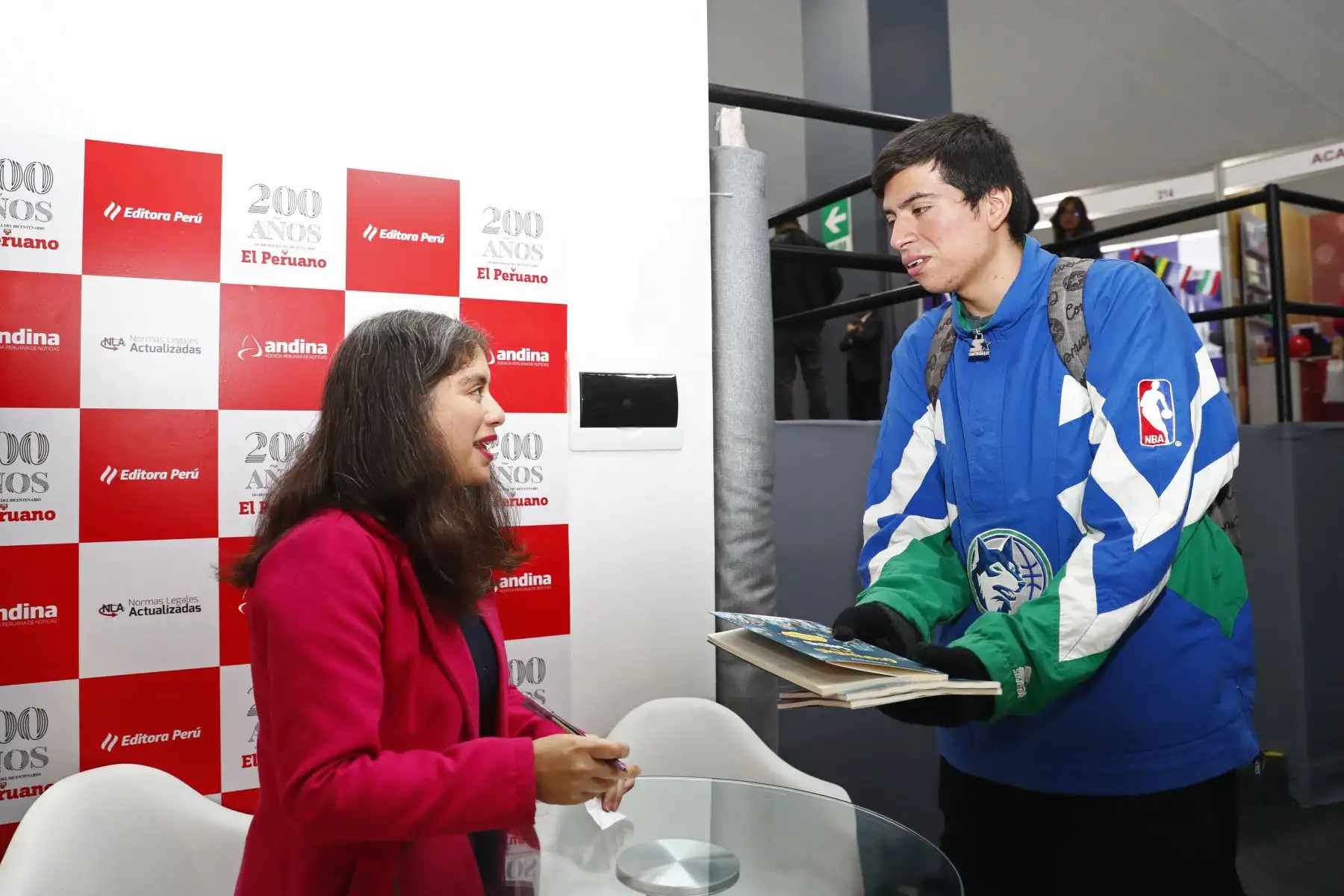 Myra E. Flores, divulgadora científica y una de las autoras del libro de cuentos Guardianas de la Salud, publicado por el fondo editorial de Editora Perú, estuvo en el stand del Diario El Peruano en la Feria Internacional del Libro FIL Lima 2025 de Jesús María firmando autógrafos y libros a sus seguidores y lectores. Foto: ANDINA/Daniel Bracamonte