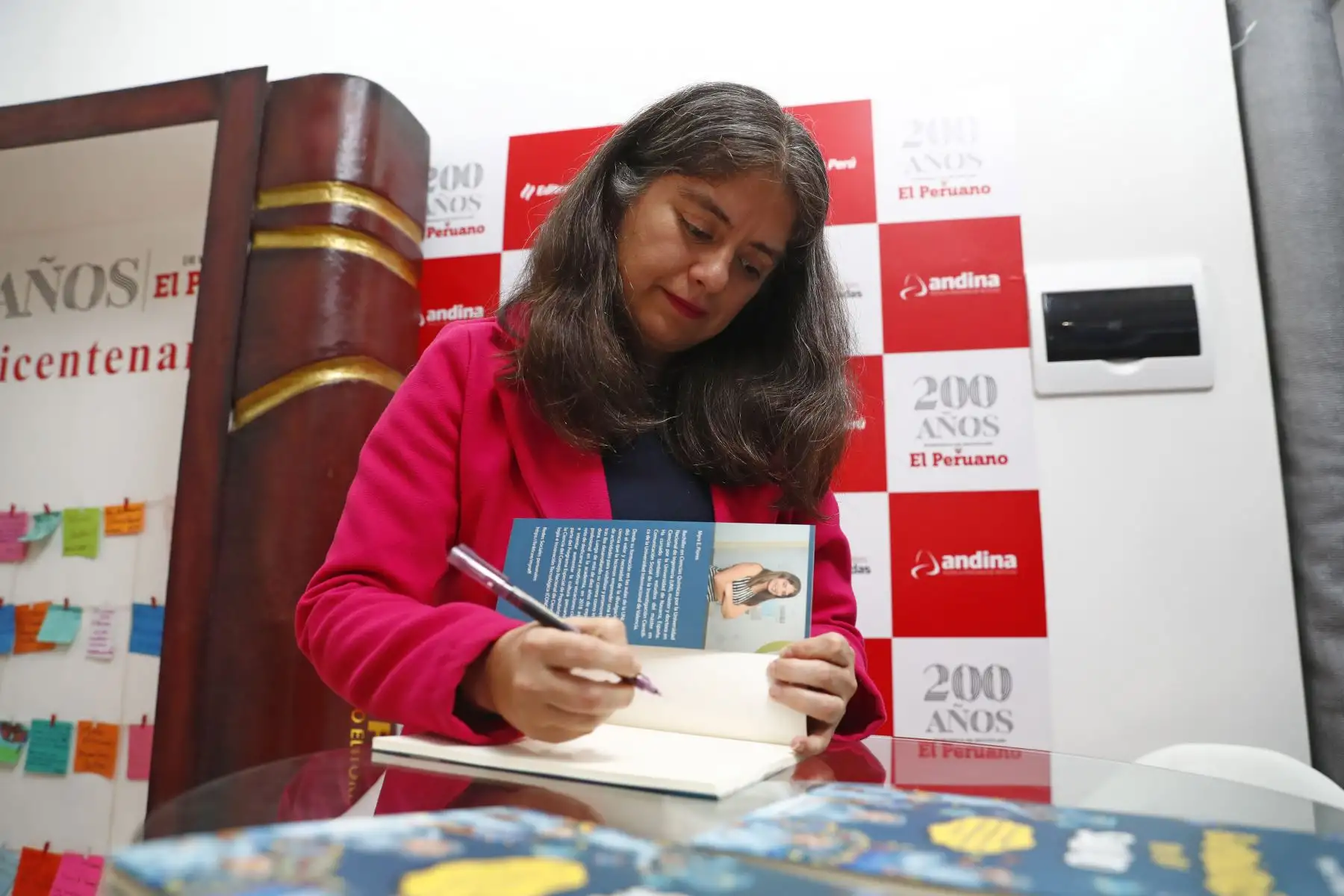 Myra E. Flores, divulgadora científica y una de las autoras del libro de cuentos Guardianas de la Salud, publicado por el fondo editorial de Editora Perú, estuvo en el stand del Diario El Peruano en la Feria Internacional del Libro FIL Lima 2025 de Jesús María firmando autógrafos y libros a sus seguidores y lectores. Foto: ANDINA/Daniel Bracamonte