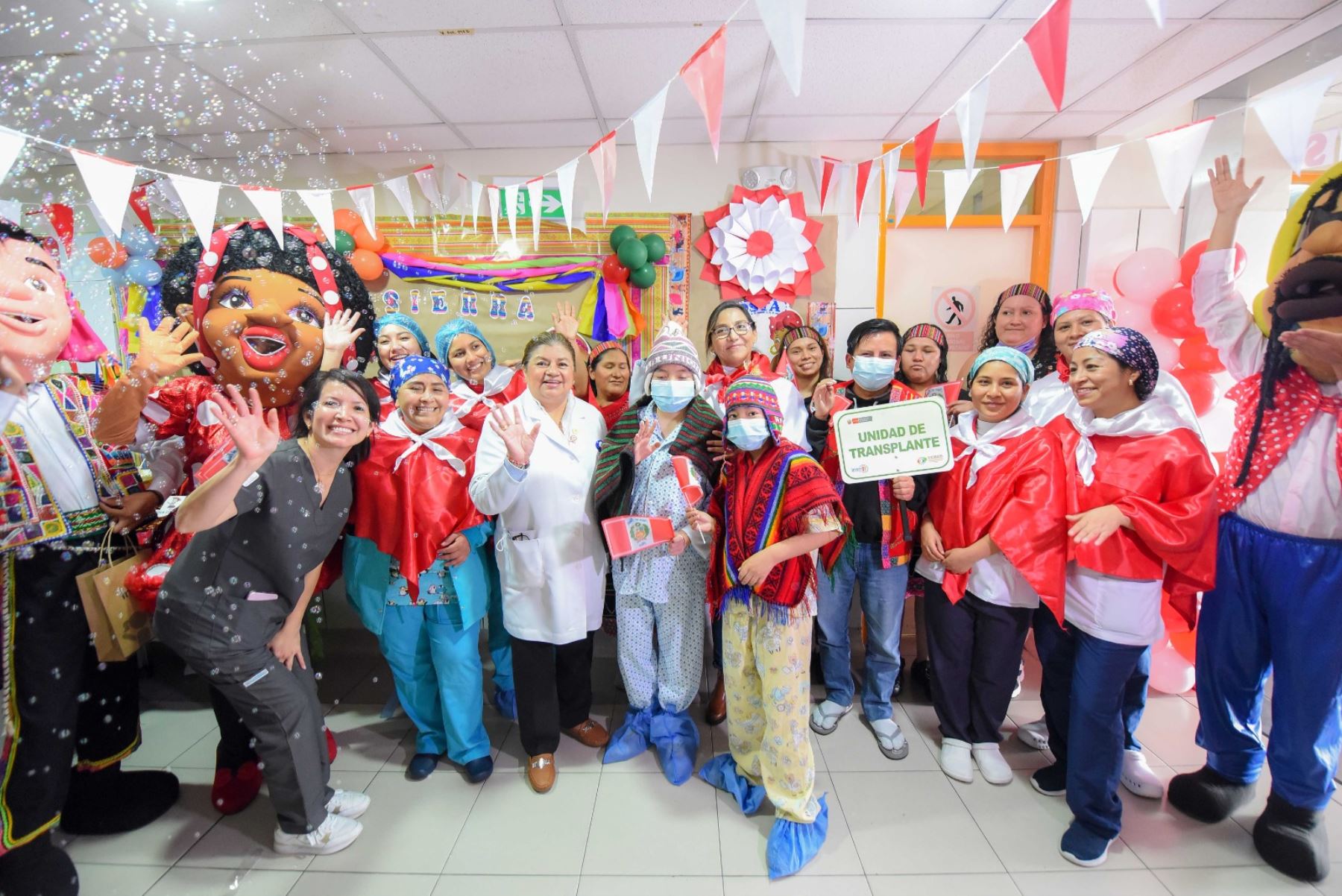 INSN-SB: personal, pacientes y sus padres reafirman de amor por el Perú en el mes patrio. Foto: ANDINA/Difusión.