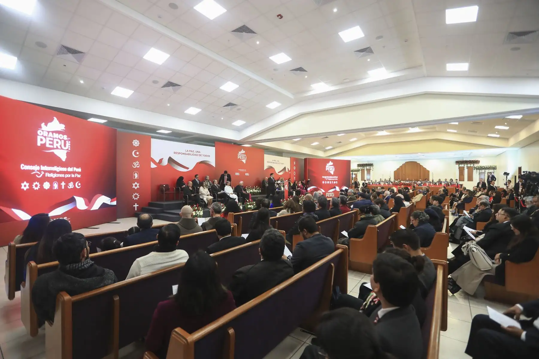Desde el Centro de Conferencias Limatambo, la presidenta Dina Boluarte participó en la ceremonia “Oramos por el Perú”, junto a líderes de distintas confesiones de fe, en el marco del 204.° aniversario patrio. Un llamado a la paz, la justicia y la unidad. Foto: ANDINA/Prensa Presidencia