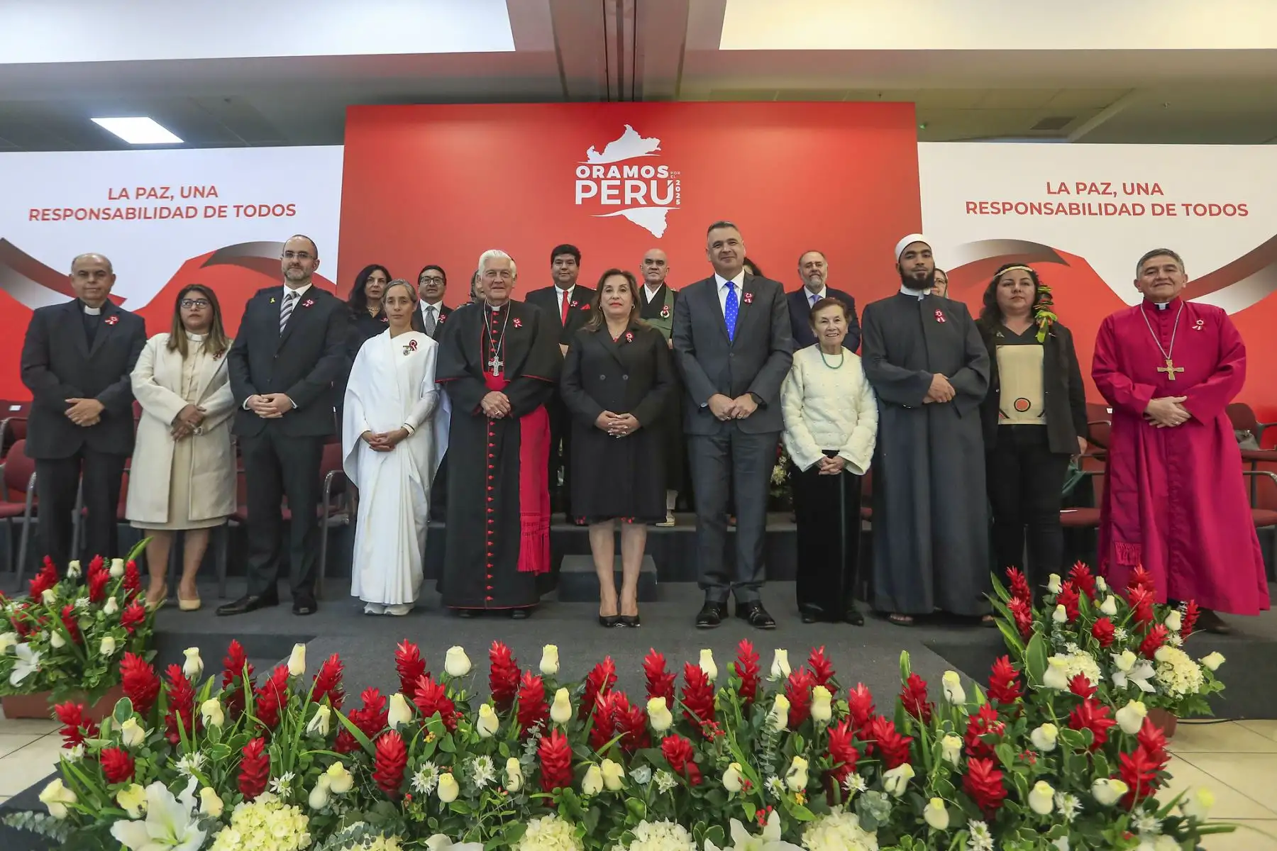 Desde el Centro de Conferencias Limatambo, la presidenta Dina Boluarte participó en la ceremonia “Oramos por el Perú”, junto a líderes de distintas confesiones de fe, en el marco del 204.° aniversario patrio. Un llamado a la paz, la justicia y la unidad. Foto: ANDINA/Prensa Presidencia