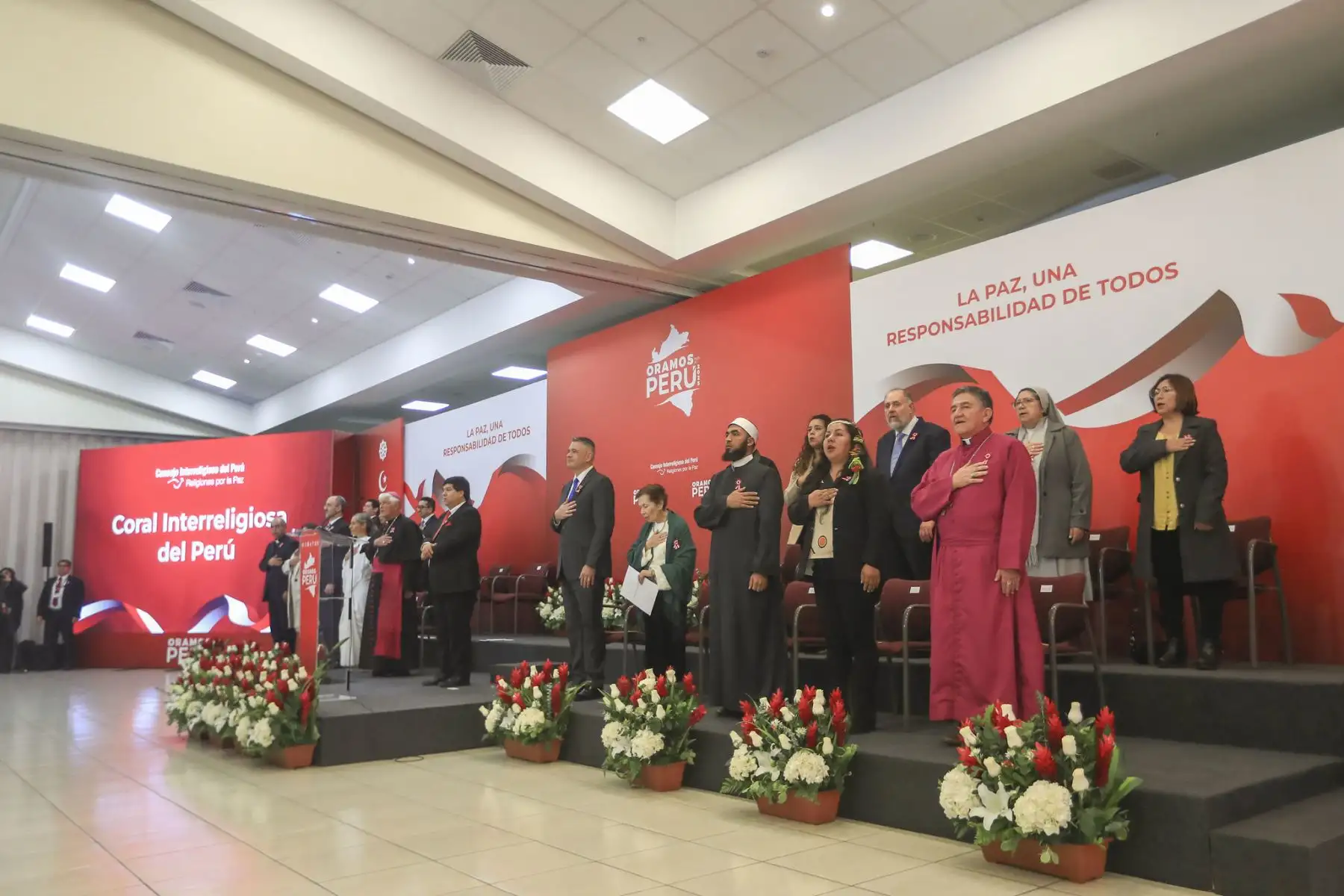 Desde el Centro de Conferencias Limatambo, la presidenta Dina Boluarte participó en la ceremonia “Oramos por el Perú”, junto a líderes de distintas confesiones de fe, en el marco del 204.° aniversario patrio. Un llamado a la paz, la justicia y la unidad. Foto: ANDINA/Prensa Presidencia