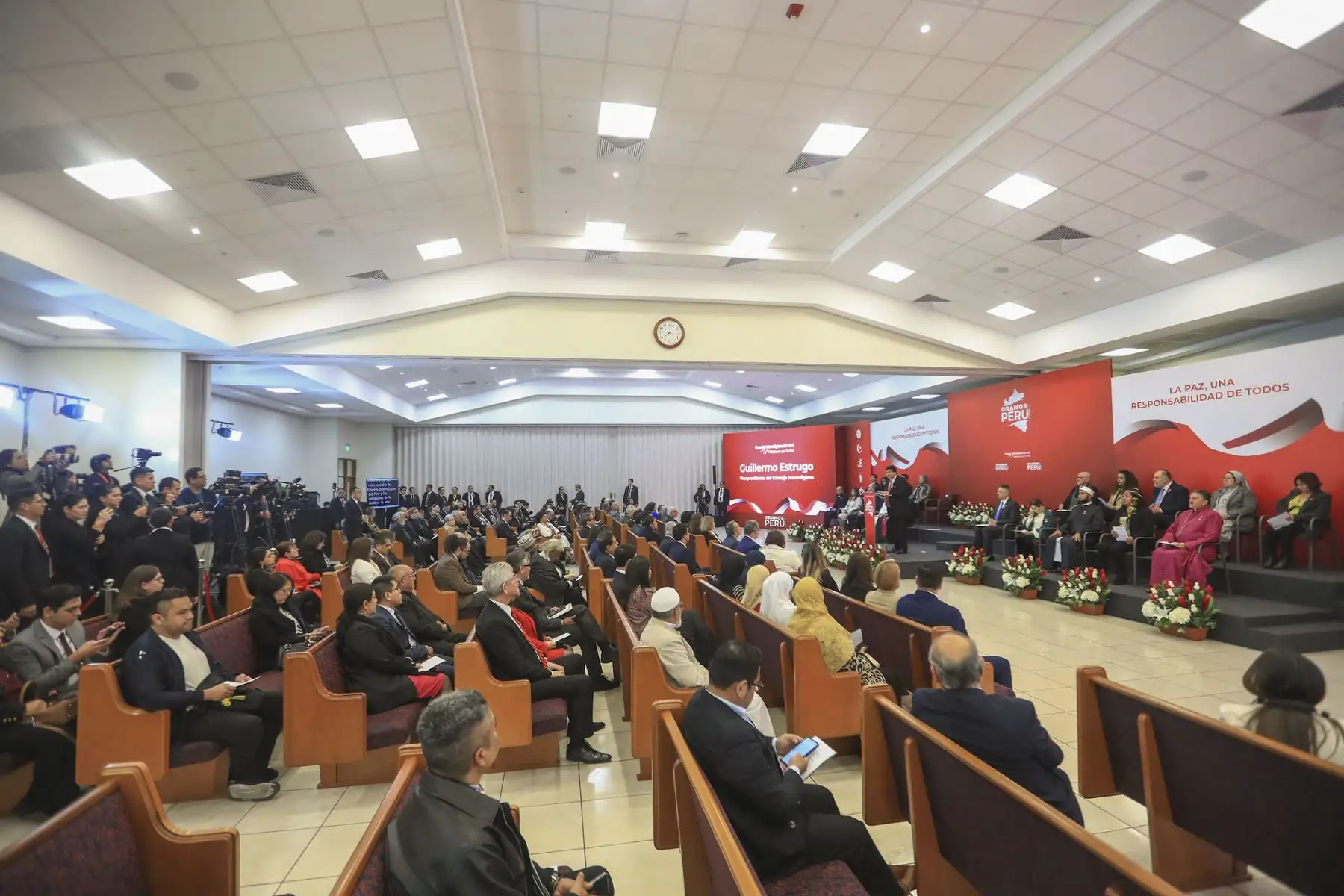 Desde el Centro de Conferencias Limatambo, la presidenta Dina Boluarte participó en la ceremonia “Oramos por el Perú”, junto a líderes de distintas confesiones de fe, en el marco del 204.° aniversario patrio. Un llamado a la paz, la justicia y la unidad. Foto: ANDINA/Prensa Presidencia