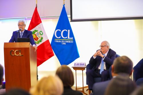 El presidente de la CCL, Roberto De La Tore, resaltó el liderazgo de Julio Velarde, al frente del Banco Central de Reserva del Perú y lanzó concurso sobre ensayos económicos. Foto: Cortesía.