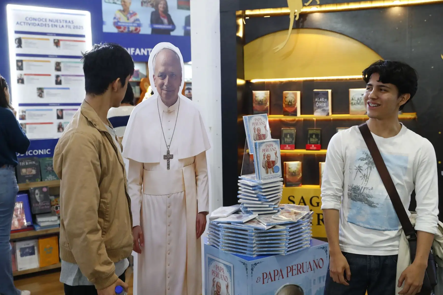 León XIV está presente en la Feria Internacional del Libro de Lima 2025, en Jesús María, a través de una variedad de publicaciones dedicadas a su figura. También destacan las imágenes a escala del pontífice, con las que numerosos asistentes interactúan y se toman fotografías como muestra de admiración. Foto: ANDINA/Daniel Bracamonte