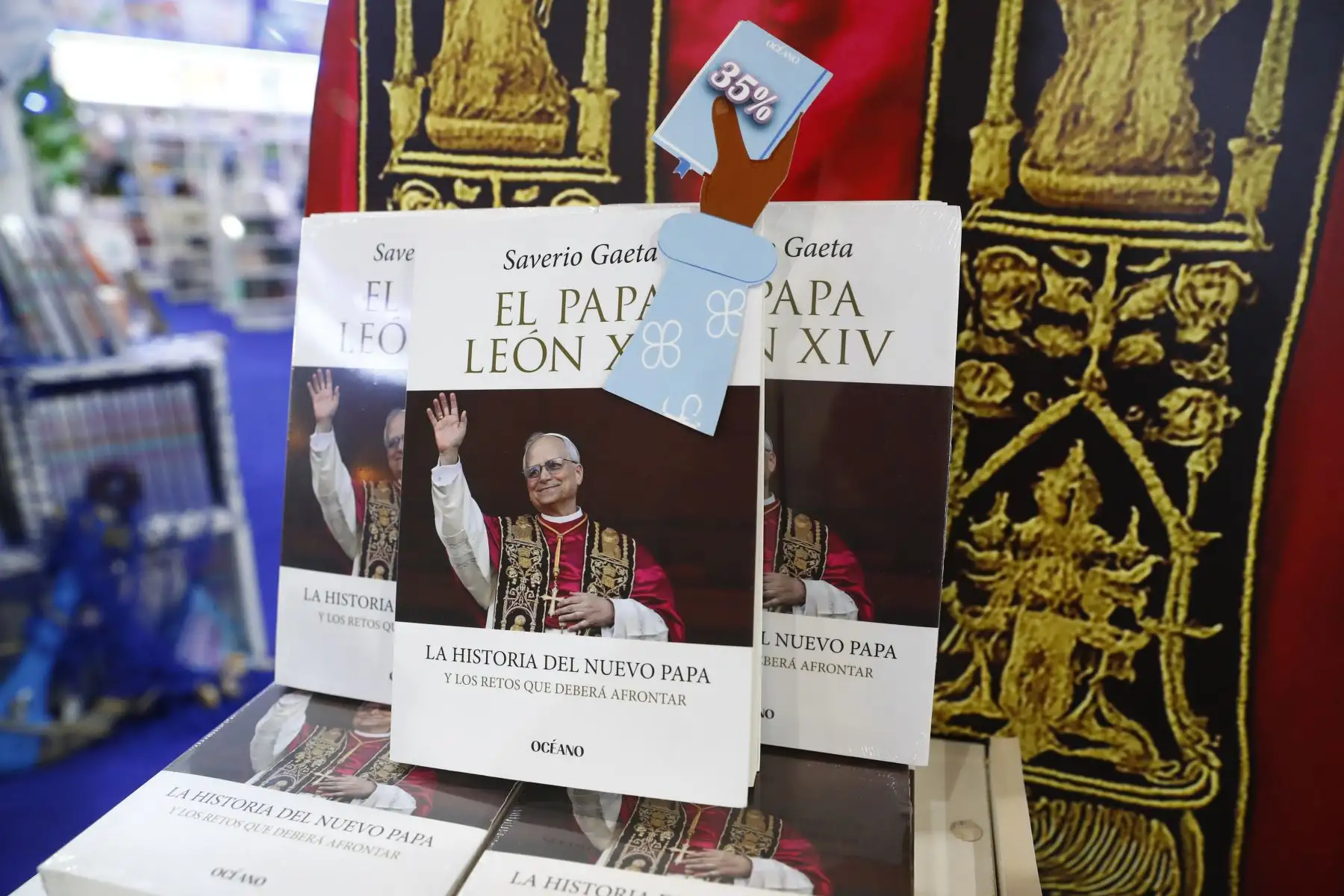 León XIV está presente en la Feria Internacional del Libro de Lima 2025, en Jesús María, a través de una variedad de publicaciones dedicadas a su figura. También destacan las imágenes a escala del pontífice, con las que numerosos asistentes interactúan y se toman fotografías como muestra de admiración. Foto: ANDINA/Daniel Bracamonte
