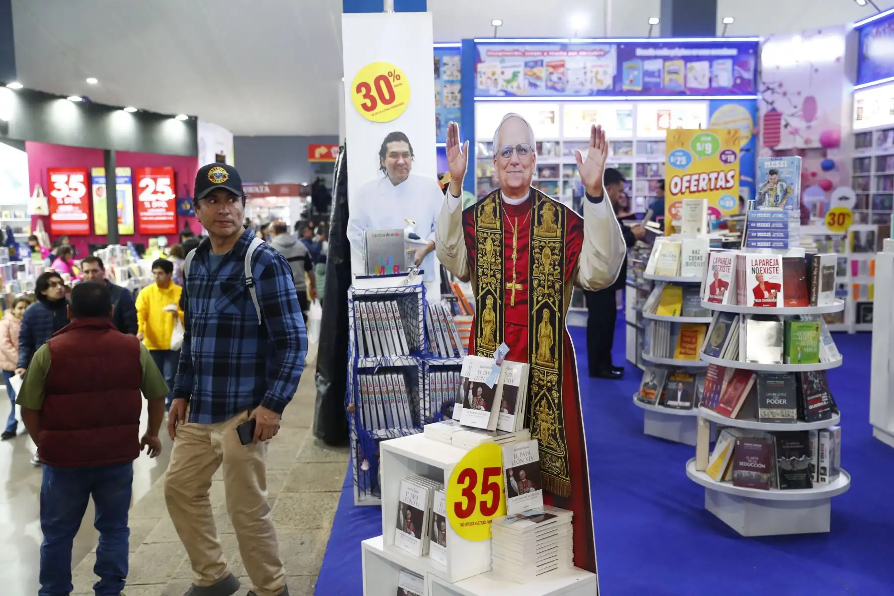 León XIV está presente en la Feria Internacional del Libro de Lima 2025, en Jesús María, a través de una variedad de publicaciones dedicadas a su figura. También destacan las imágenes a escala del pontífice, con las que numerosos asistentes interactúan y se toman fotografías como muestra de admiración. Foto: ANDINA/Daniel Bracamonte