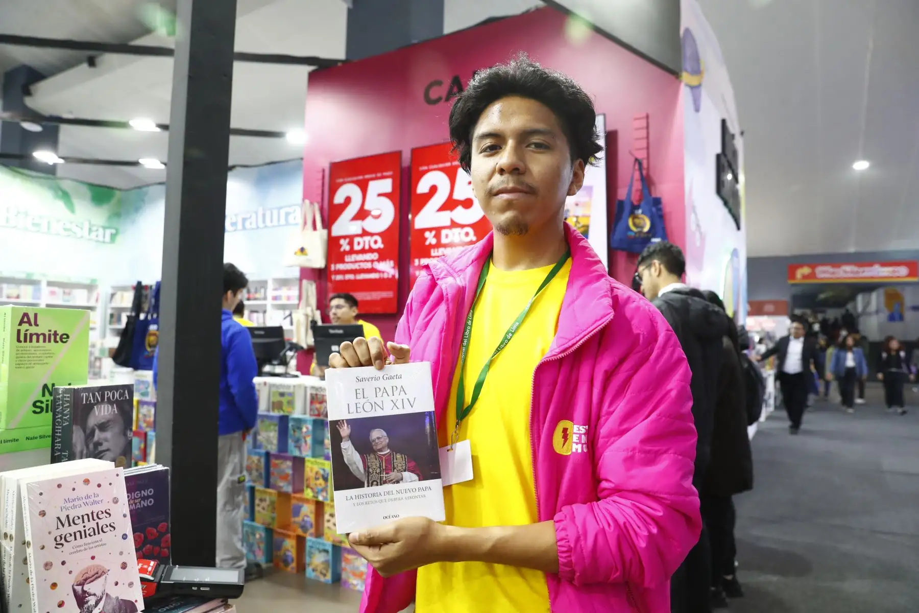 León XIV está presente en la Feria Internacional del Libro de Lima 2025, en Jesús María, a través de una variedad de publicaciones dedicadas a su figura. También destacan las imágenes a escala del pontífice, con las que numerosos asistentes interactúan y se toman fotografías como muestra de admiración. Foto: ANDINA/Daniel Bracamonte