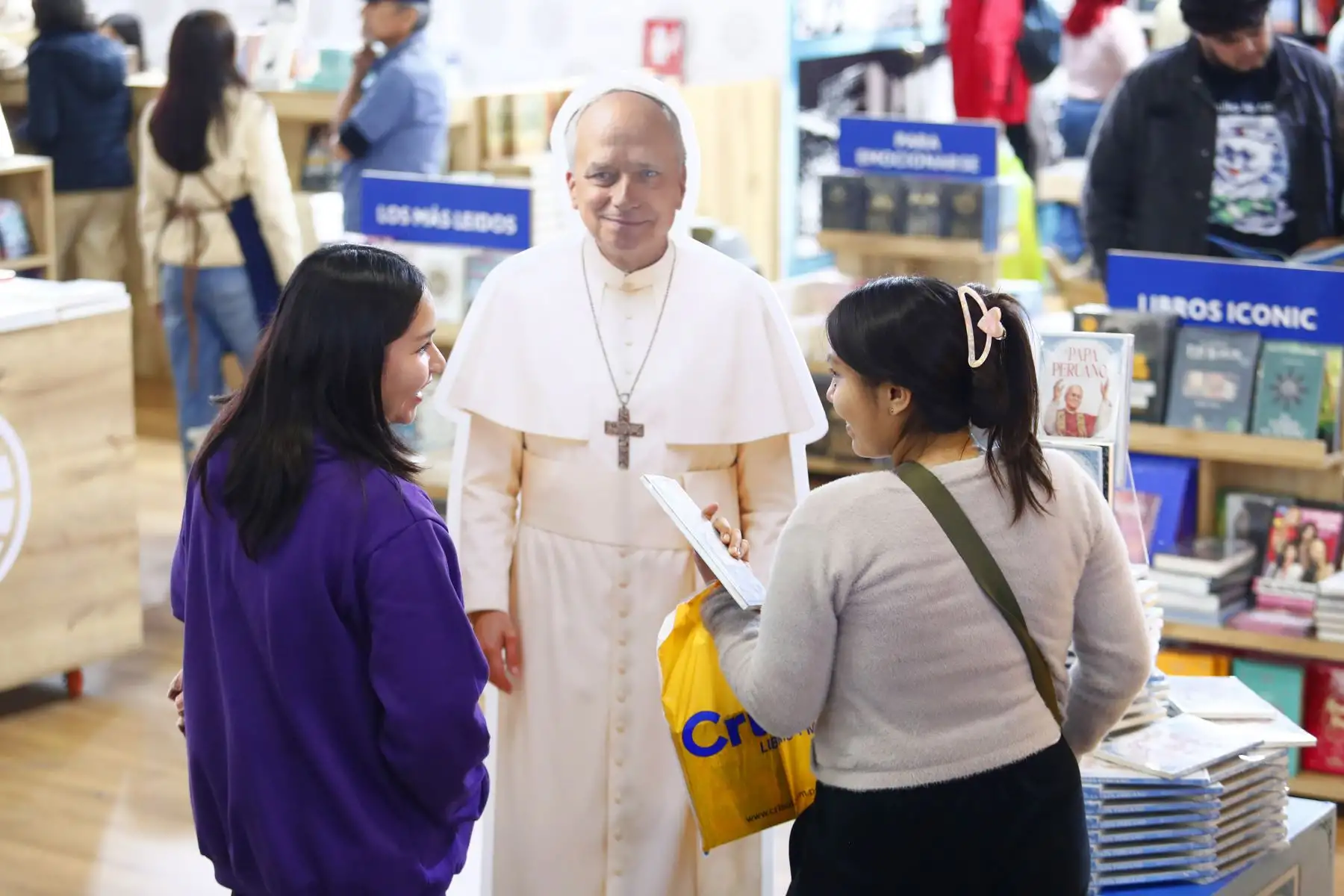 León XIV está presente en la Feria Internacional del Libro de Lima 2025, en Jesús María, a través de una variedad de publicaciones dedicadas a su figura. También destacan las imágenes a escala del pontífice, con las que numerosos asistentes interactúan y se toman fotografías como muestra de admiración. Foto: ANDINA/Daniel Bracamonte